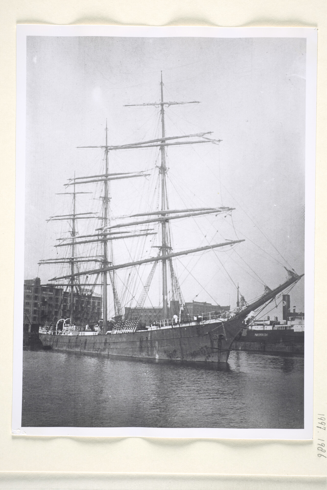 1997.1986; Het Britse 3-mast barkschip 'Tamar' van Davitt & Moore uit Londen, gebouwd in 1889 bij Napier, Shanks & Bell te Glasgow, afgemeerd in de haven van Rotterdam; foto