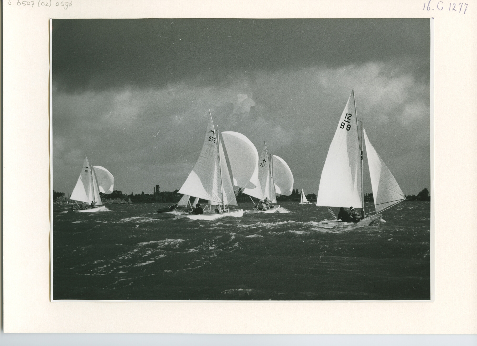 S.6507(02)0596.02; Zwart-wit foto van het Nederlands Kampioenschap Valk 1954 op de Westeinderplassen; foto