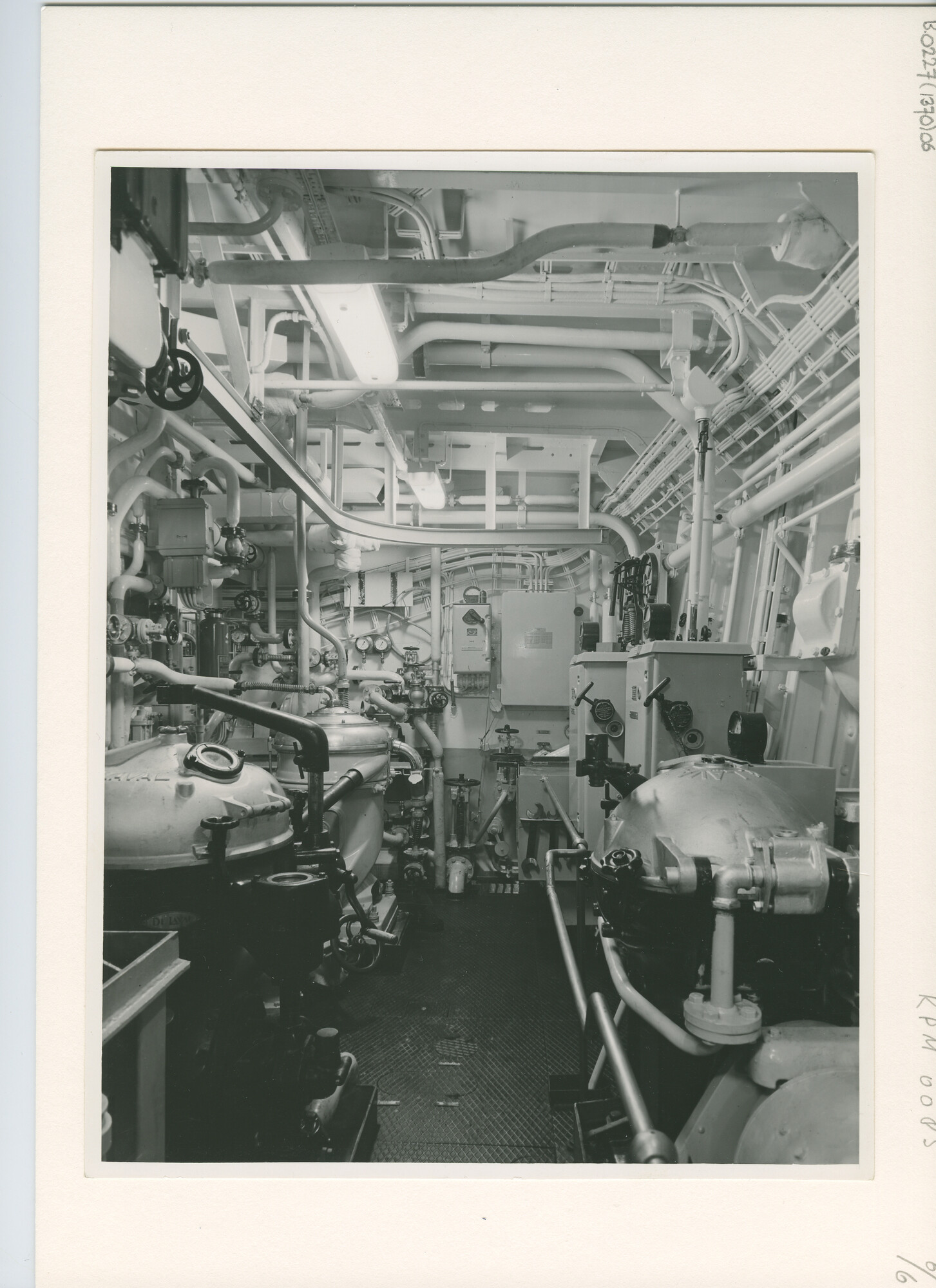 B.0227(1370)06; Interieurfoto's van de machinekamer van ms. 'Roggeveen'; foto