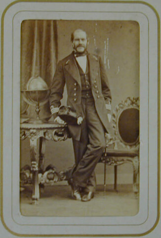 S.0576(01)033; Portretfoto van kapitein-luitenant-ter-zee jhr. Jan Ernst Willem Frederik van Raders (1818-1876); foto