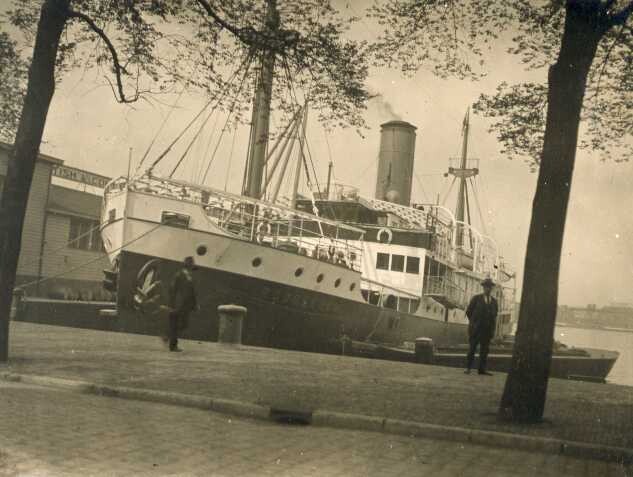 2001.2653; Het vracht-passagiersschip ss. 'Rooseboom' ligt afgemeerd aan de kade (vermoedelijk) in Rotterdam; foto