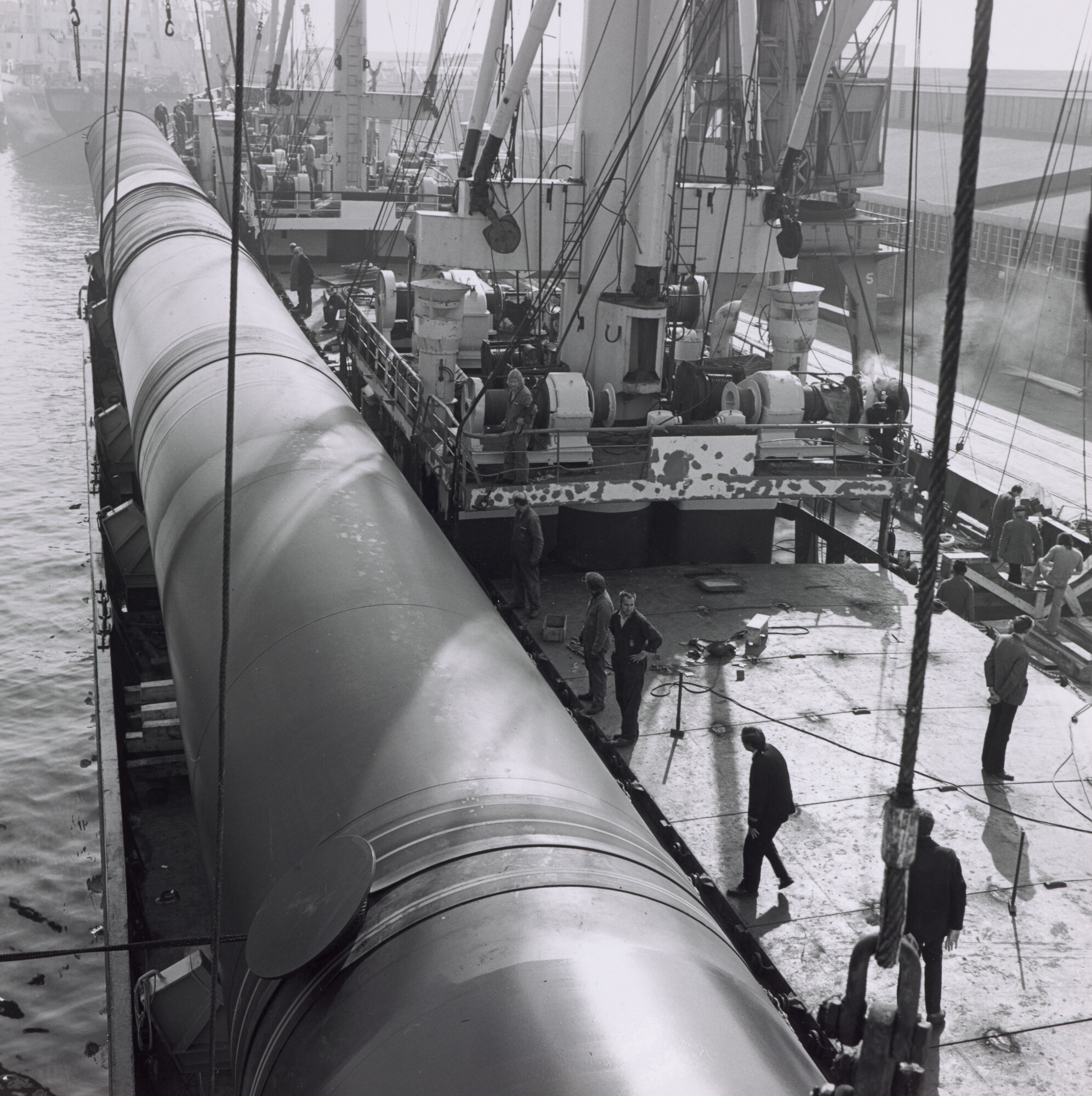 1998.0333; Het takelen van zware lading met een drijvende bok van Mammoet Heavy Lift op vrachtschip Ulysses van de KNSM; fotoreportage