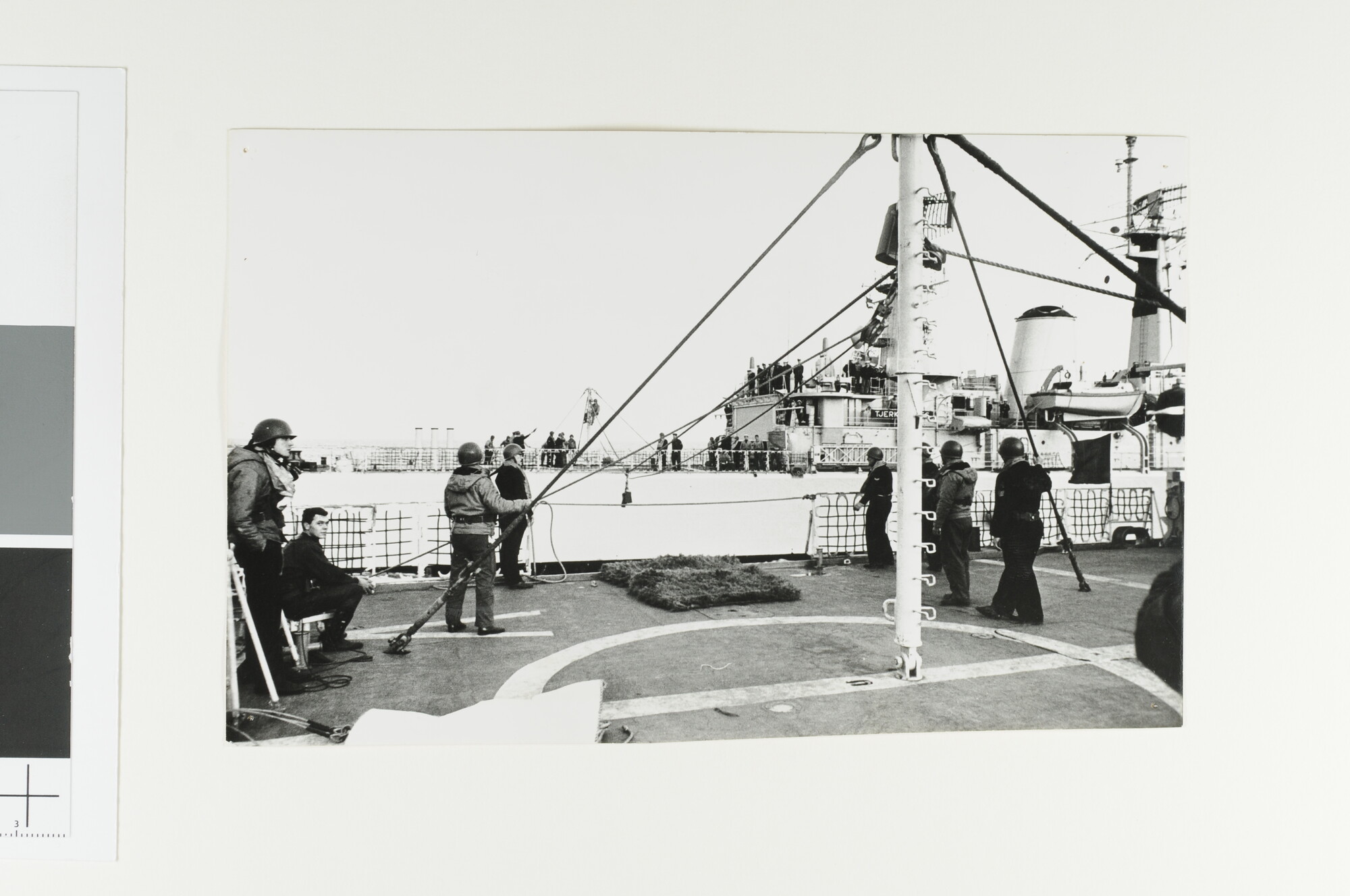 S.6408(0871); Oefening tijdens de reis met Smaldeel V op de Noordzee: Het overzetten van [...]; foto