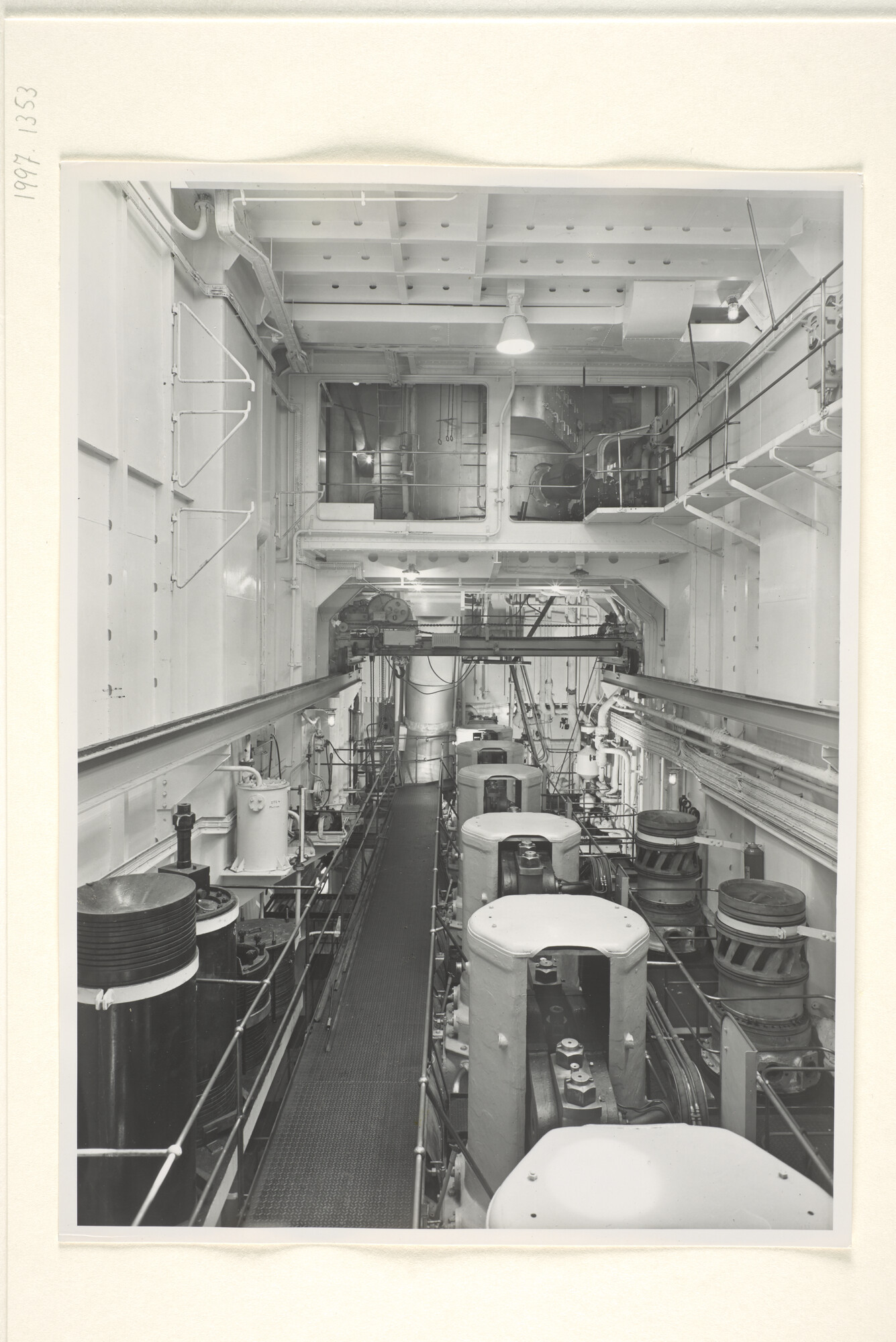 1997.1353; Foto's van de machinekamer van het vrachtschip ms. Tjibantjet van de KJCPL; fotoreportage