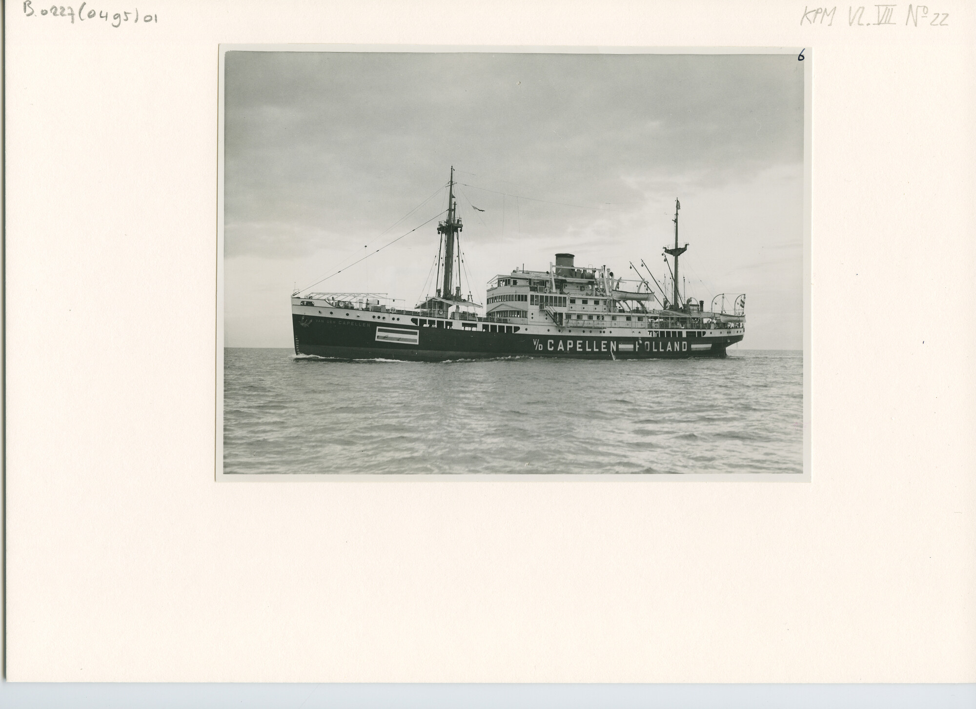 B.0227(0495)01; Foto van de eerste aankomst van ms. 'Van der Capellen' in Tandjong Priok; foto