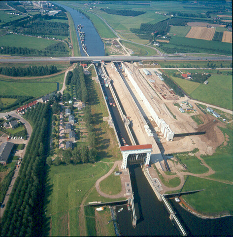 S.9100(7297); Dia (luchtfoto) uitbreiding Prins Bernhardsluis bij Tiel; diapositief