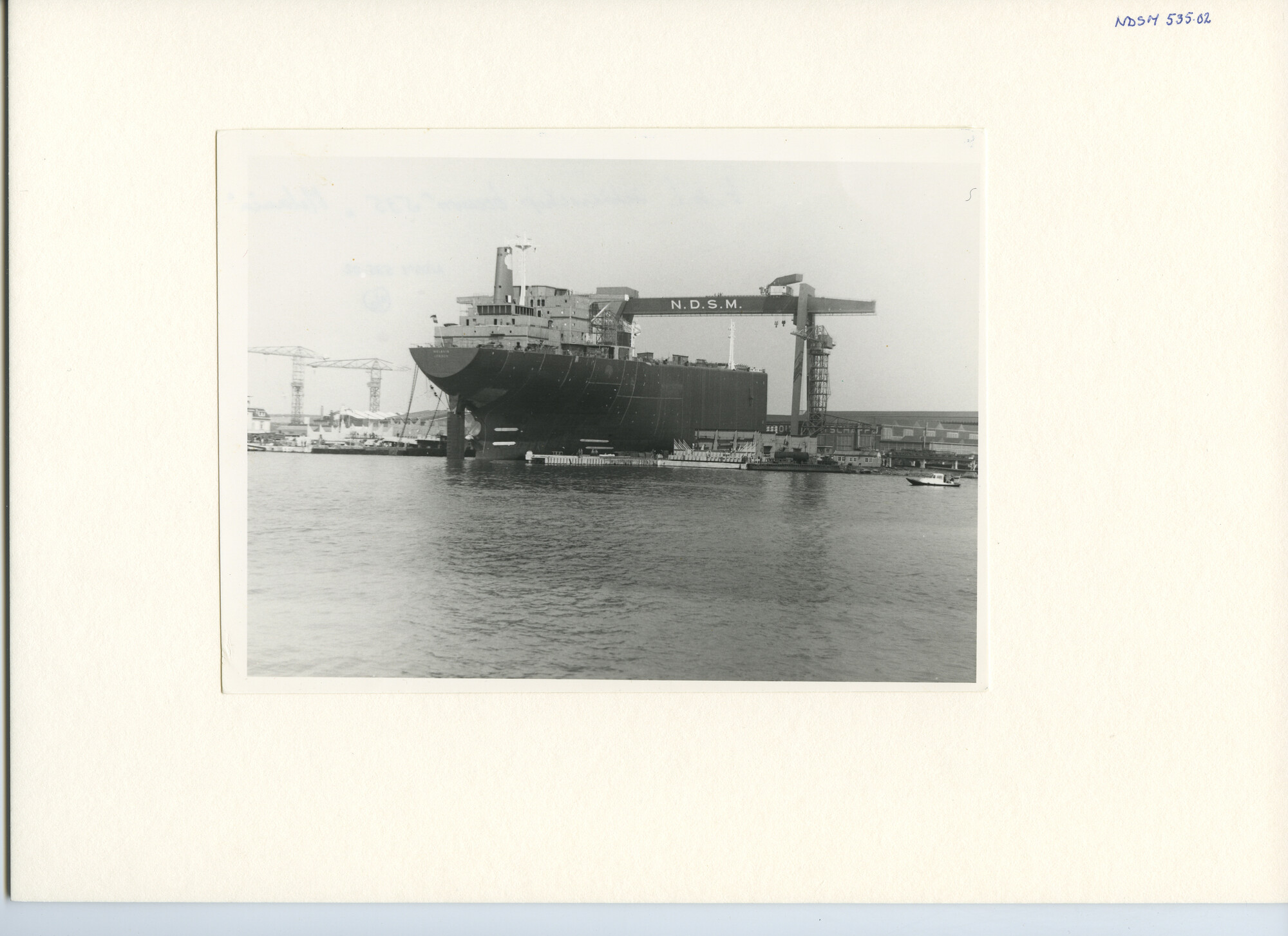 S.5444(2990)2; Foto van de tewaterlating van het achterschip van de tanker Melania; foto