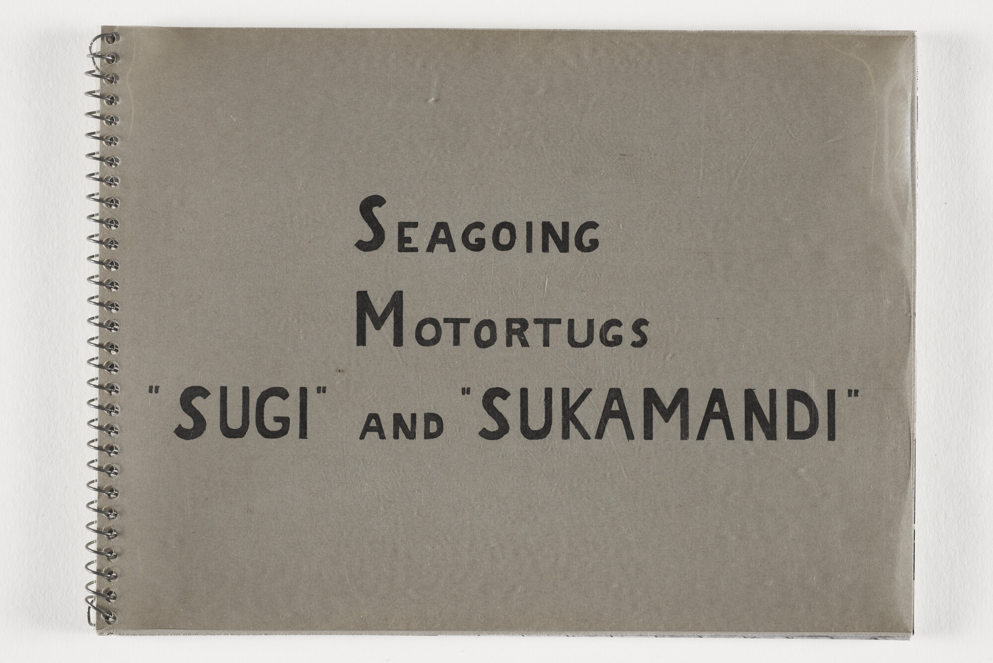 2012.1009; Fotoalbum met zwart-wit foto's van de gemotoriseerde sleepboten Sugi en Sukamandi van de scheepswerf de Vries Lentsch; fotoalbum
