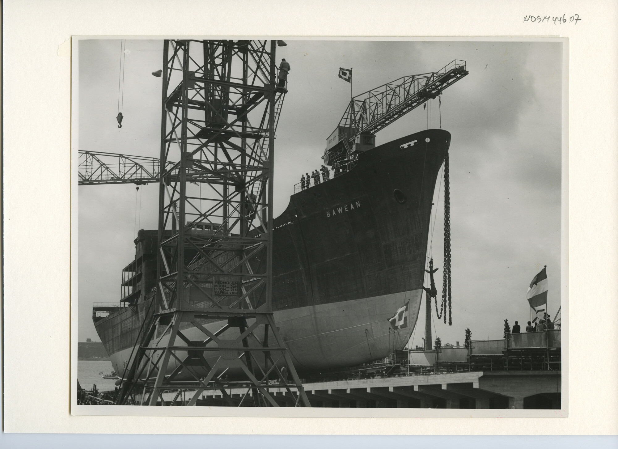 S.5444(2255)2; Foto van het vrachtschip ms. Bawean op de helling bij de NDSM; foto