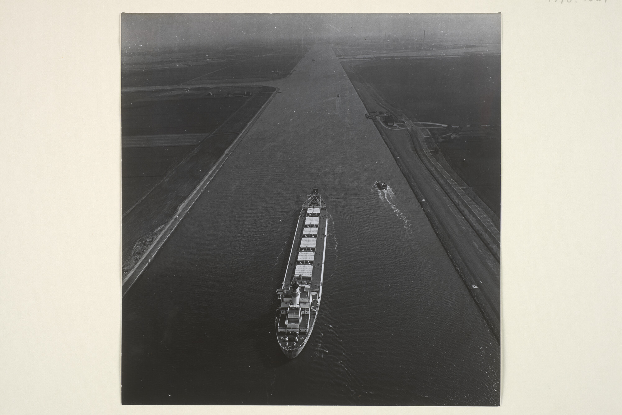 1998.1624; Luchtfoto van het Noordzeekanaal; foto