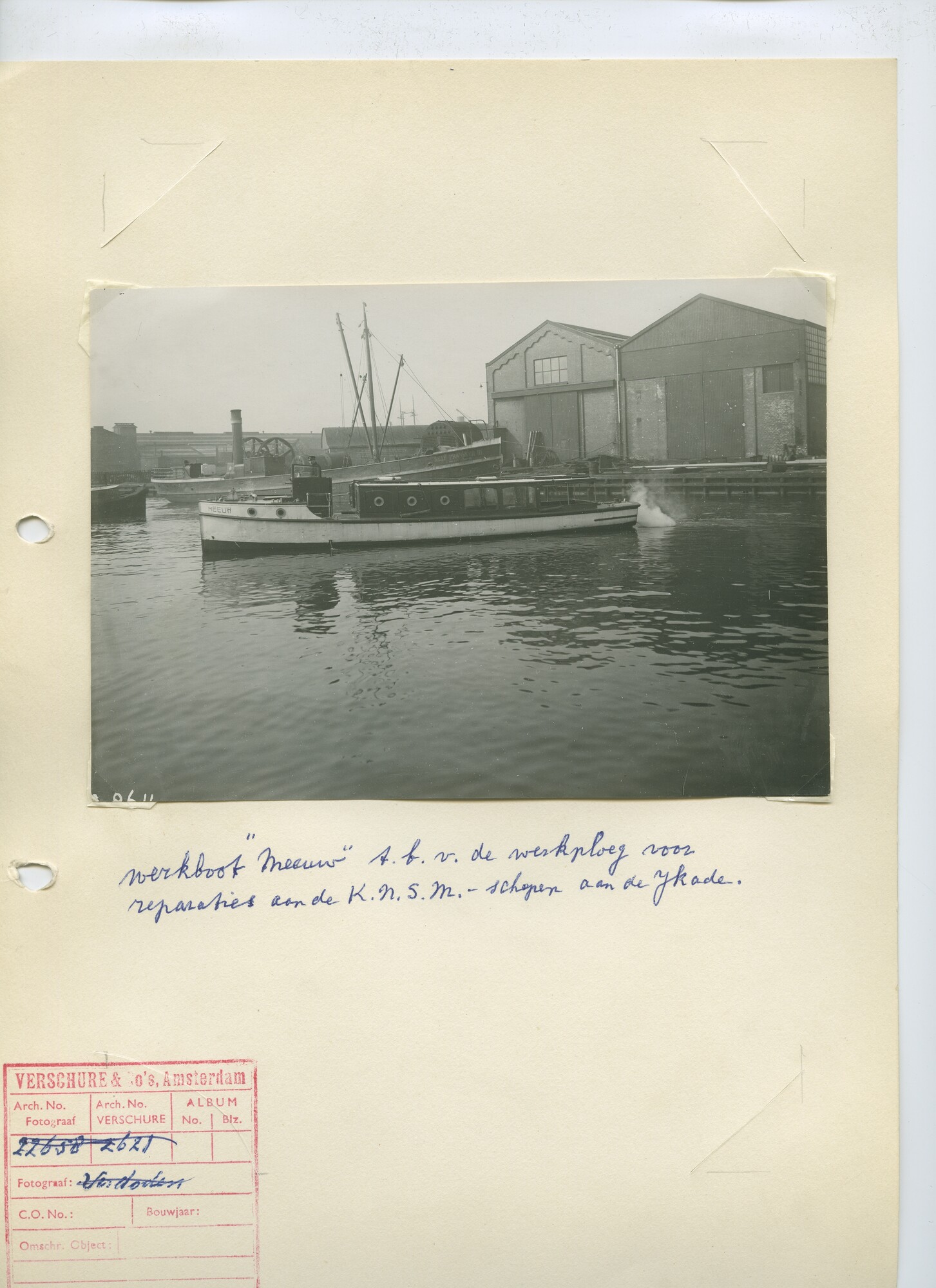 S.5621(01)1122; Foto van werkboot Meeuw voor de werkploeg voor reparaties aan de KNSM-schepen aan de kade; foto