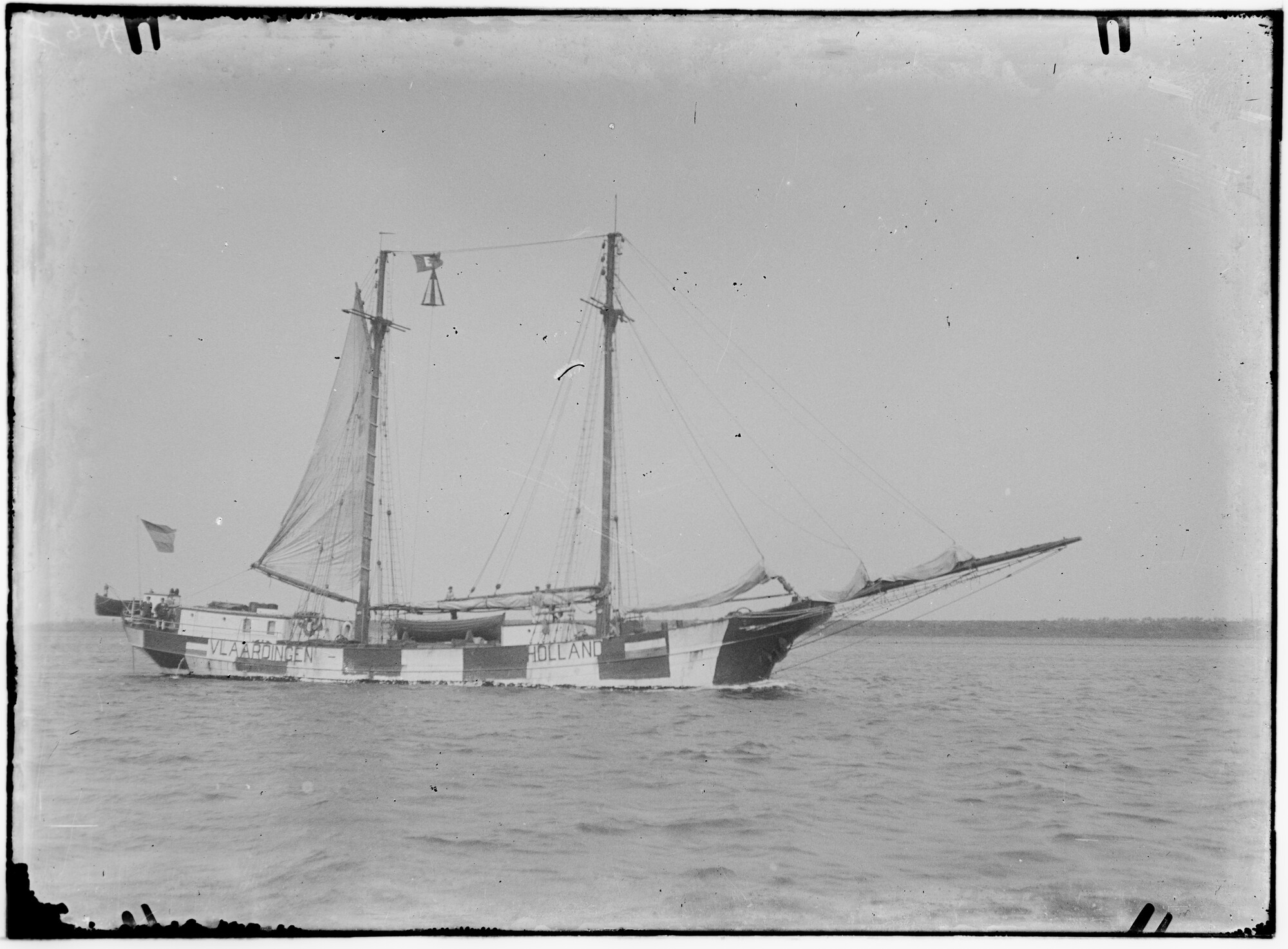 2018.1806; Glasnegatief van de schoener Vlaardingen (Nederlands, 1916); glasnegatief