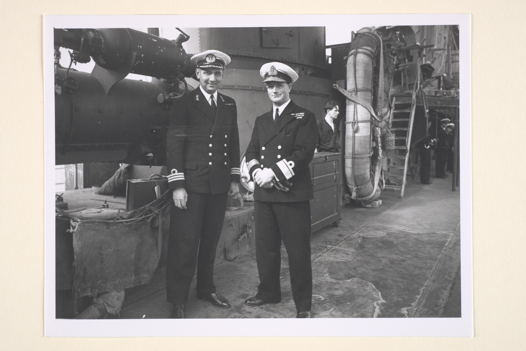 1996.3885; De commandant van de torpedobootjager Hr.Ms. 'Isaac Sweers' en en een Britse officier poseren aan dek van het schip; foto