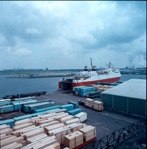 S.9100(8668); Dia Ro-Ro terminal VCK: 'Trans Germania' voor de wal; diapositief