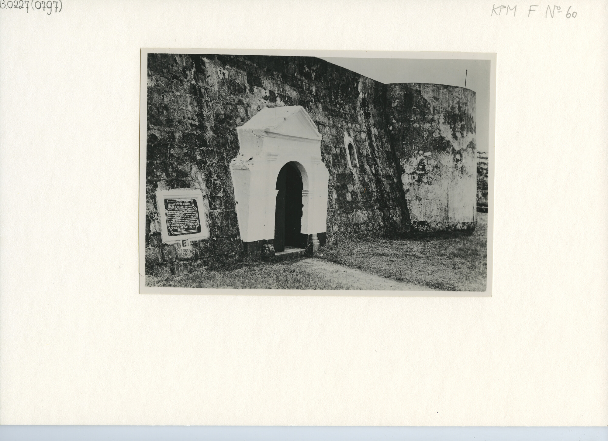 B.0227(0797); De hoofdpoort van de ruïne van het Fort Belgica; foto