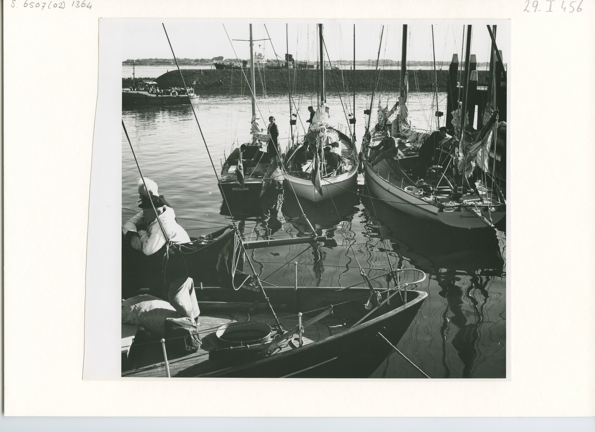 S.6507(02)1364; Zwart-wit foto van jachten in de Berghaven bij Hoek van Holland voor de aanvang van de Hoek van Holland-Harwich-race 1956; foto