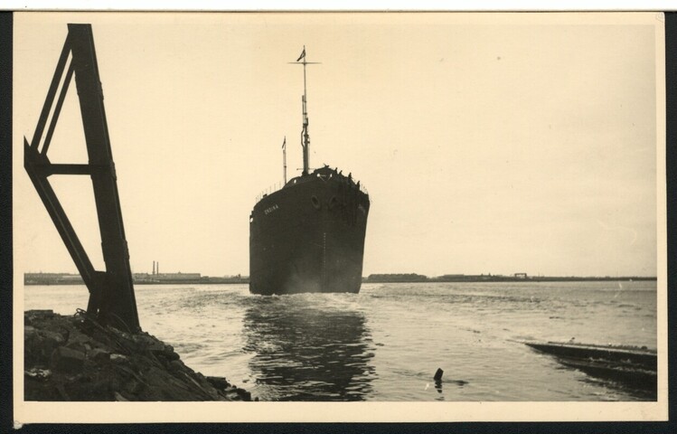 S.6408(0619); De tanker ms. 'Ondina' van Shell Tankers NV tijdens de tewaterlating; prentbriefkaart