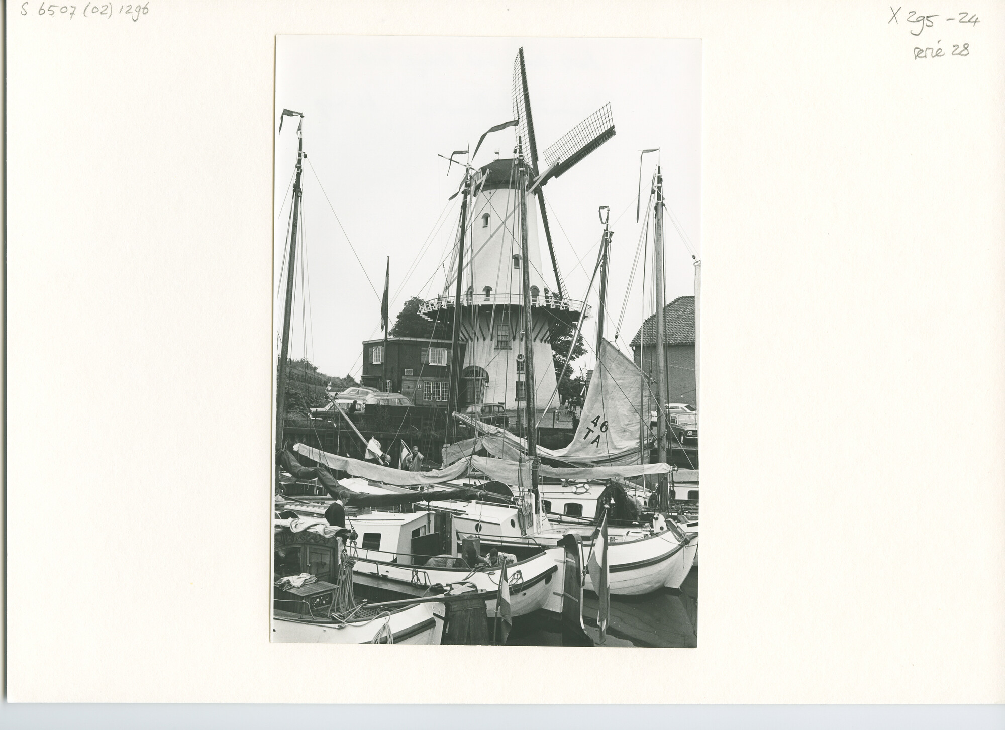 S.6507(02)1296.05; Zwart-wit foto van de reünie van ronde en platbodemjachten te Willemstad; foto