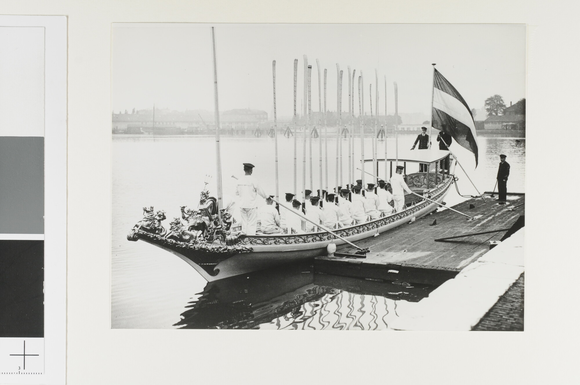 1993.5277; Matrozen van het Marine Etablissement te Amsterdam oefenen met de [...]; fotoreportage