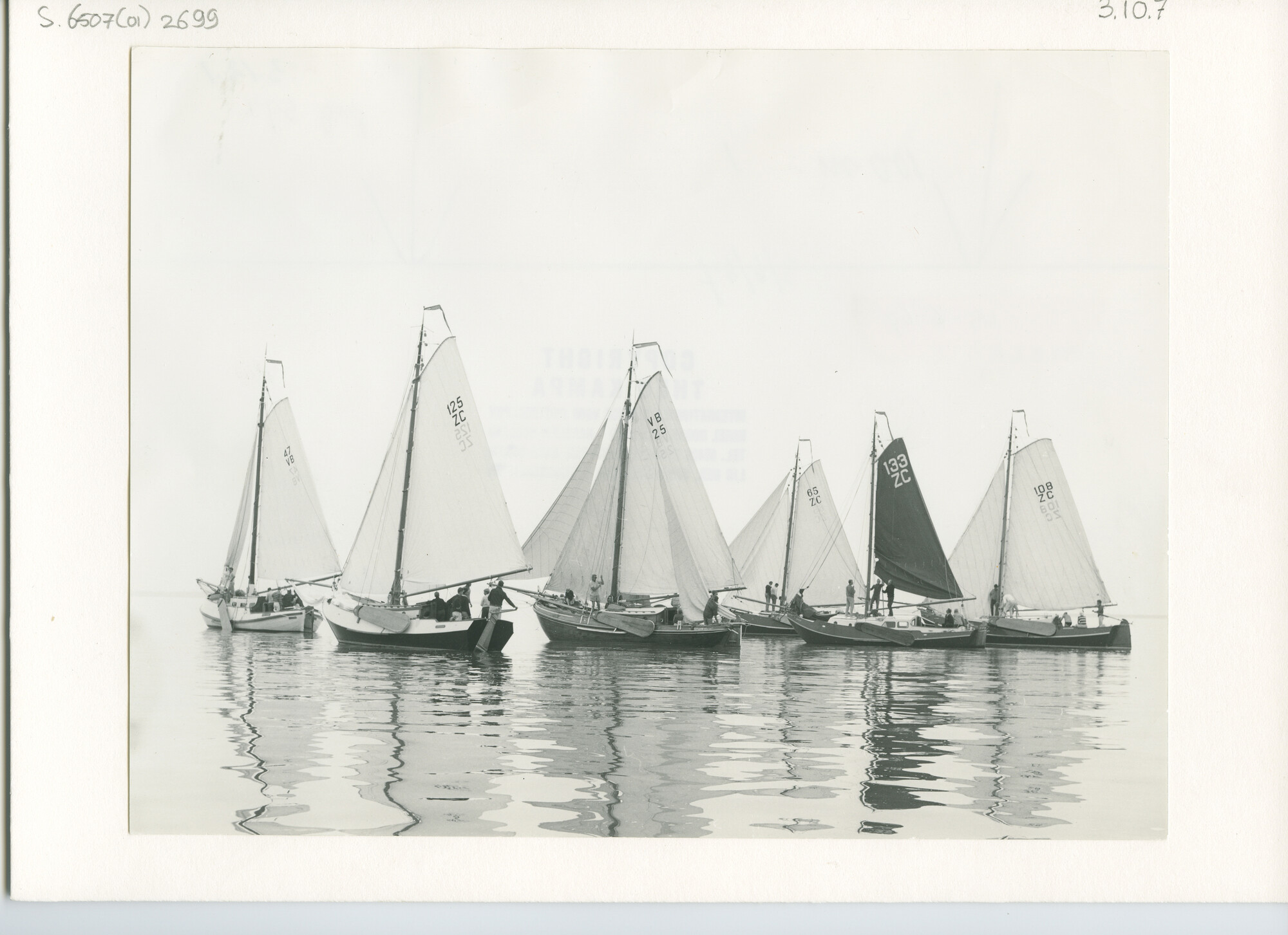 S.6507(01)2699; Start van ronde en platbodem jachten op open water met weinig wind. Lemsteraak 47 VB, botter VB 25, schouwen 125 ZC, 65 ZC, 133 ZC en 108 ZC; foto