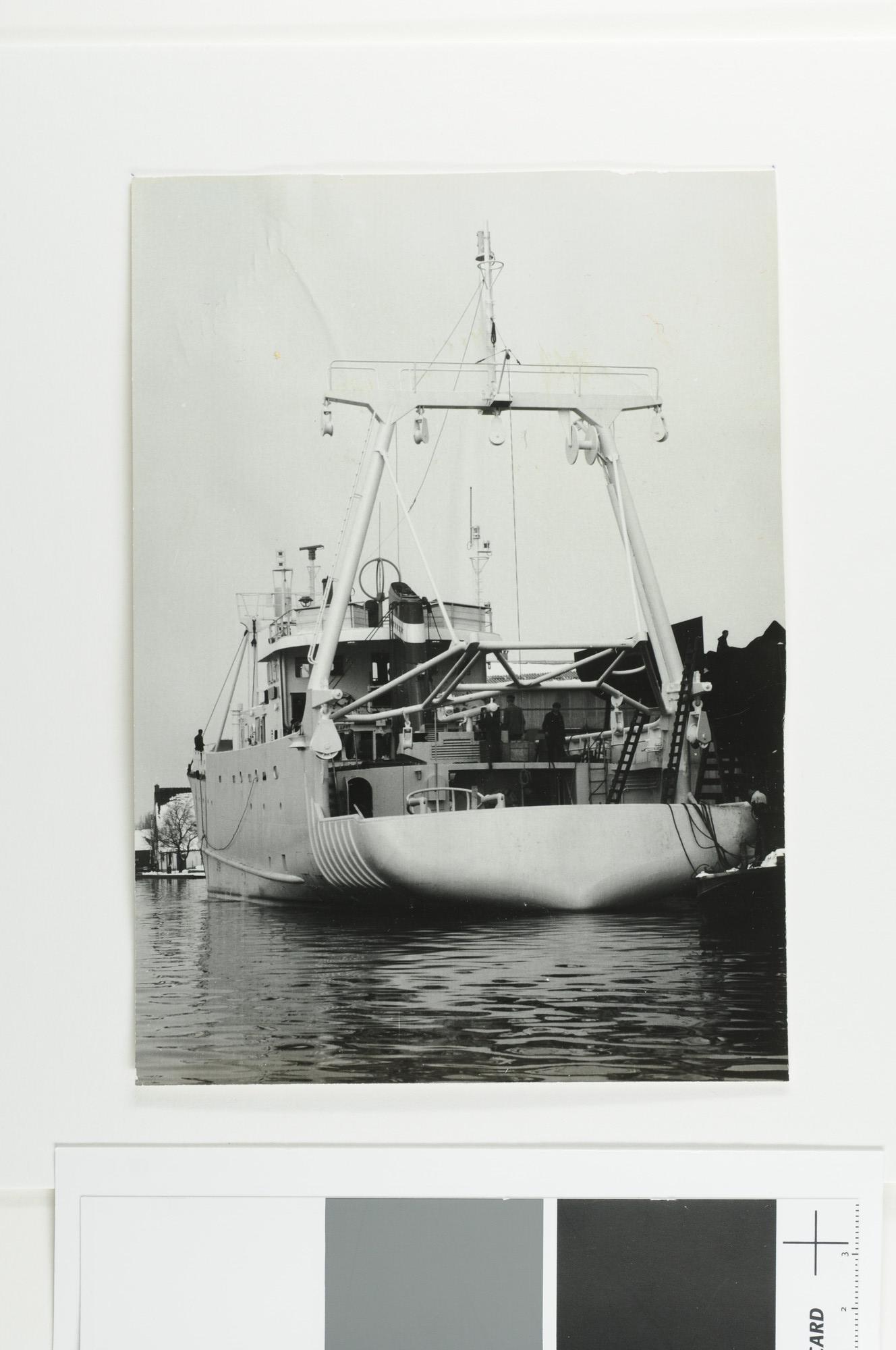 A.5260(08)35; De Israëlische hektrawler 'Yanah-Yam Suf' voor Yam-Suf te Haifa (bnr 510) tijdens de afbouw langs de wal bij de Scheepswerf 'De Dageraad' te Woubrugge, 1966; foto
