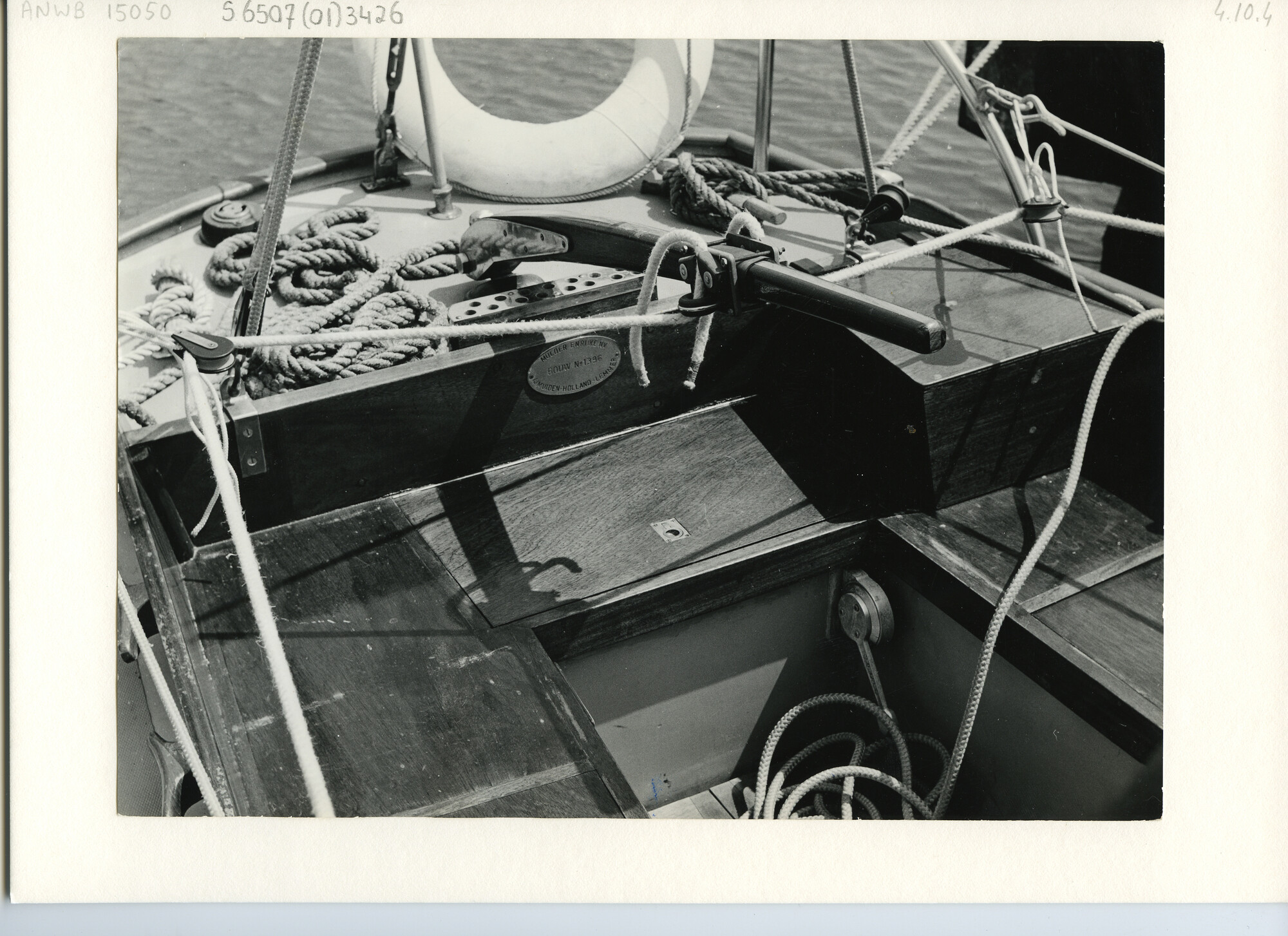 S.6507(01)3426; Kuip met werfplaat. Opschrift: Mulder en Rijke N.V. Bouwnummer 1396 IJmuiden-Holland-Lemmer. Type jacht Oranjebloesem. Naam: Takebora; foto