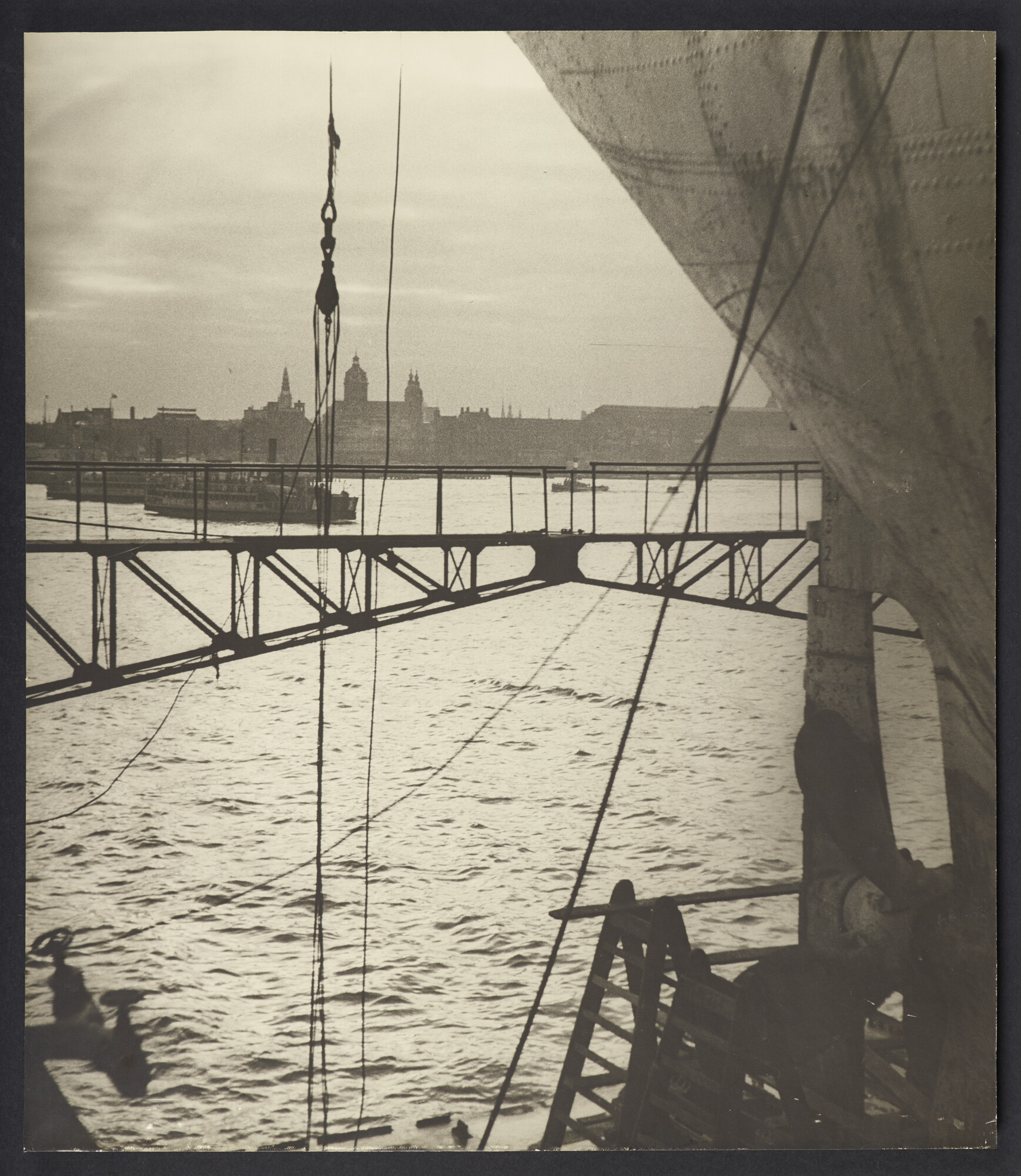 S.5232(28)06; Zwart-wit foto, sfeerbeeld van Amsterdam, genomen vanaf de noordzijde van het IJ; foto