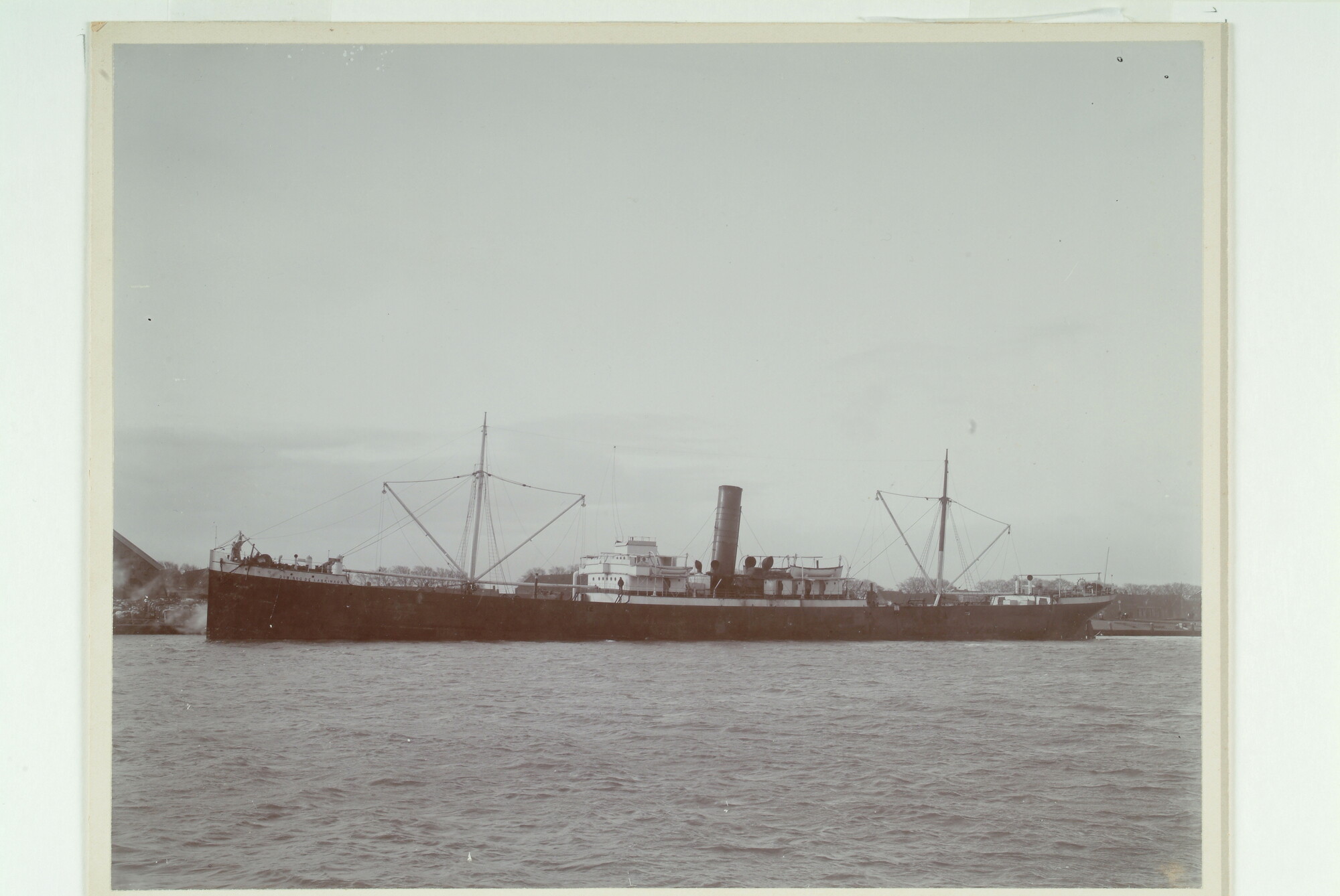 S.5591(23); Het vrachtschip ss. Domingo de Larrinaca ligt afgemeerd in de haven van Den [...]; foto