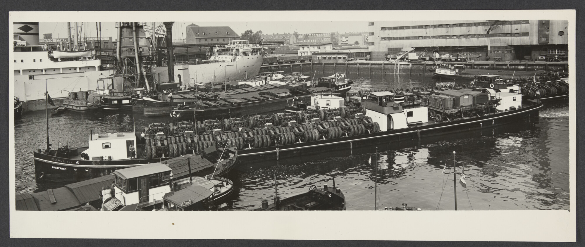 S.5814(482)005b; Zwart-wit foto van de binnenvaartschepen Doeswijk en Akswijk van de NRM geladen met Amerikaanse legergoederen; foto