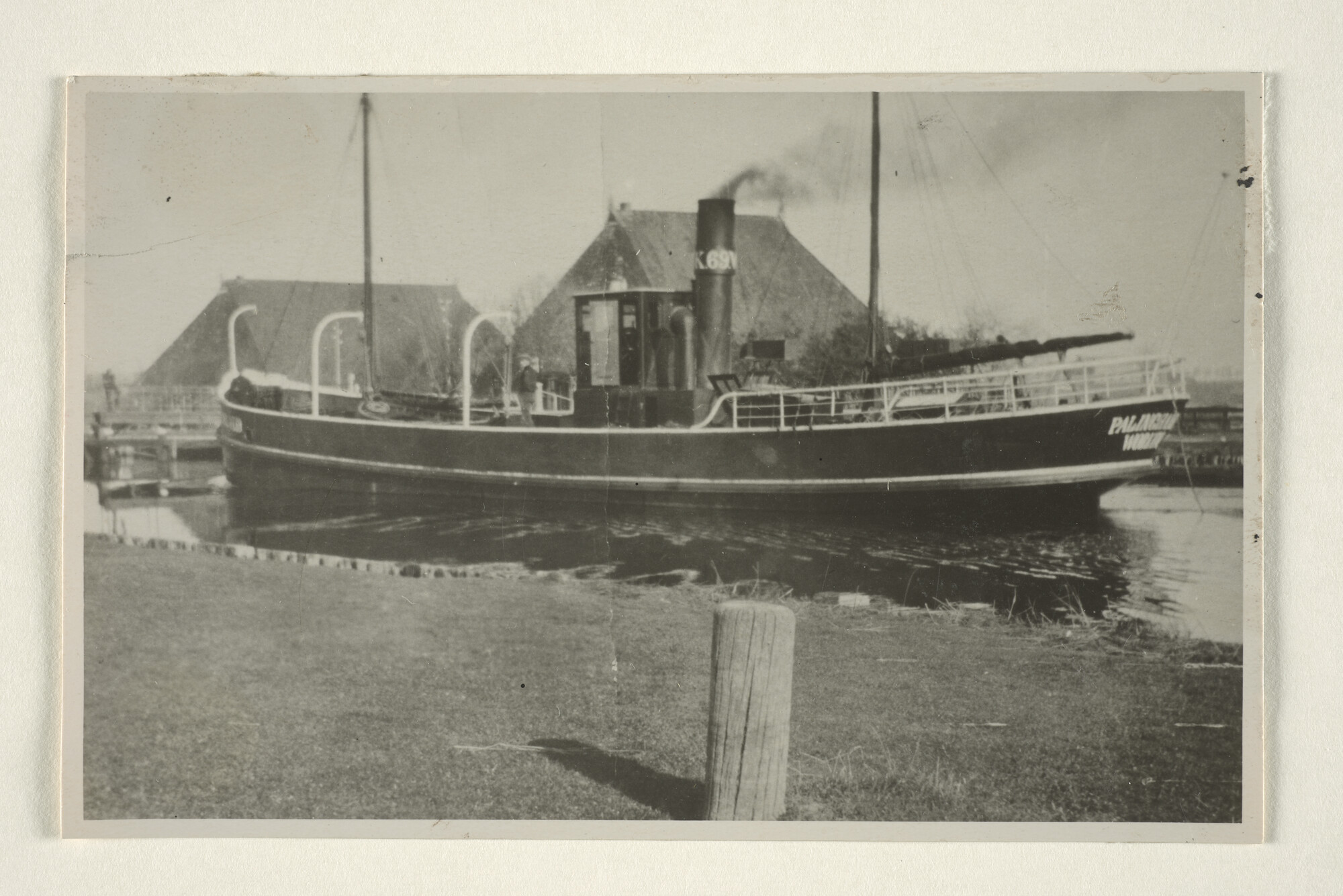 1997.1533; Het stoomschip Palingafhaler, eigendom van Fa. Visser, passeert de [...]; foto