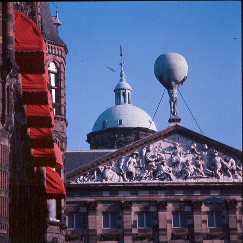 S.9100(8121); Dia Amsterdam, Paleis op de Dam, vanuit Raadhuisstraat gezien; diapositief