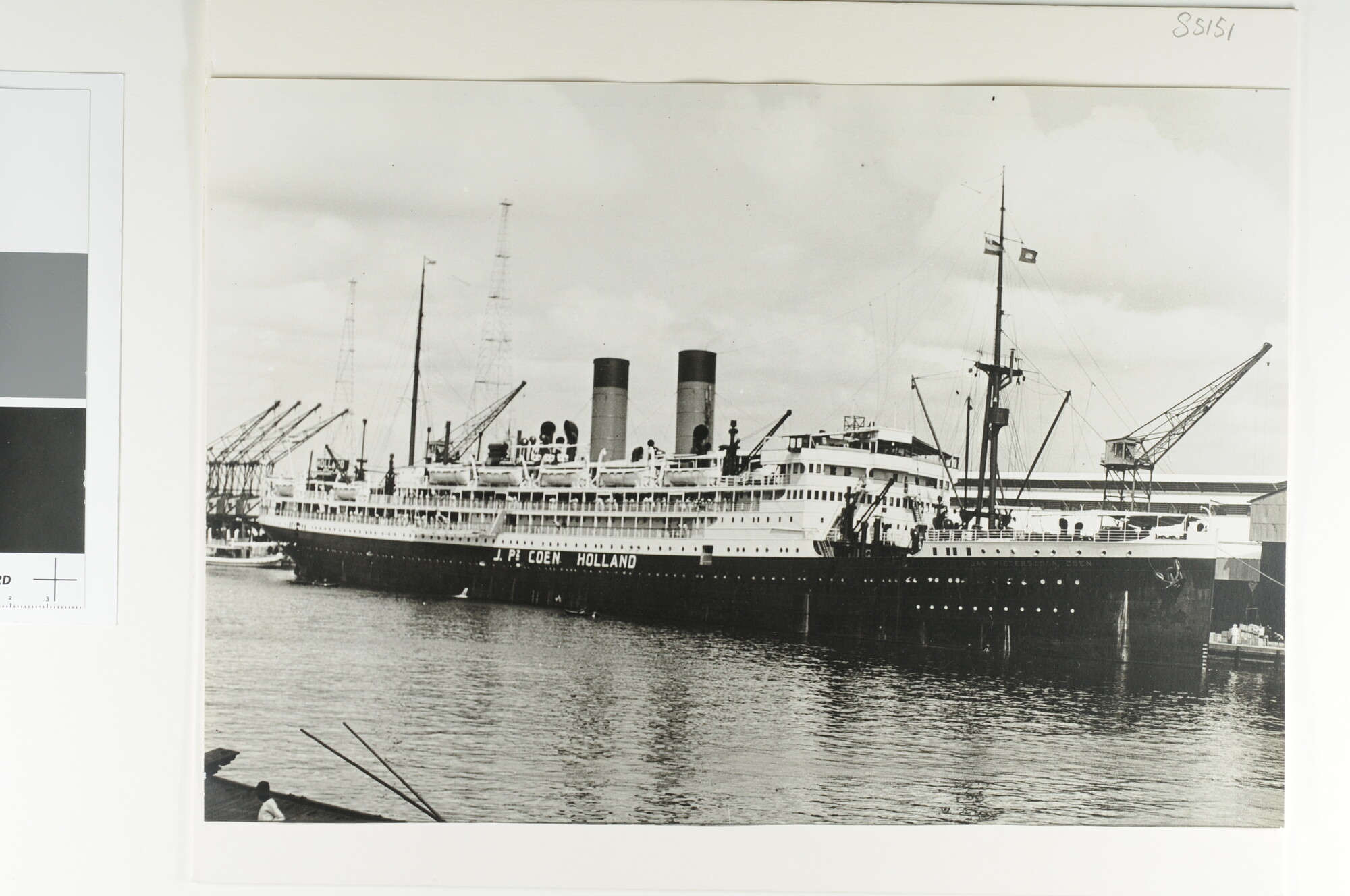 S.5151; Het mailschip ss. 'Jan Pieterszoon Coen' van de SMN ligt afgemeerd in de haven van Tandjong Priok op 23 juni 1938 [...]; foto