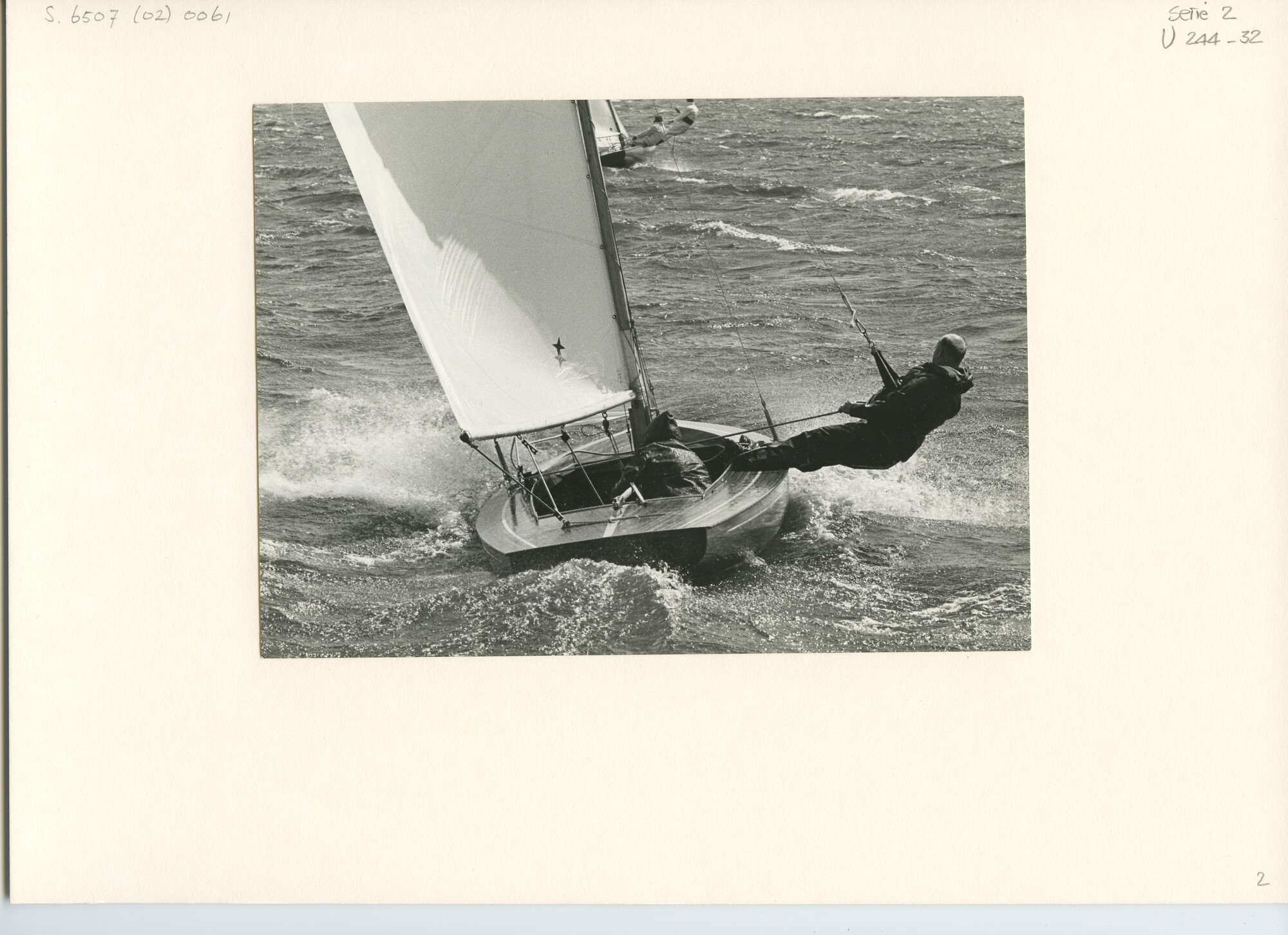 S.6507(02)0061.04; Zwart-wit foto van 16m² klasse nummer 3044 (Nico, Vossenberg) in actie tijdens de Voor-Braassem 1967; foto
