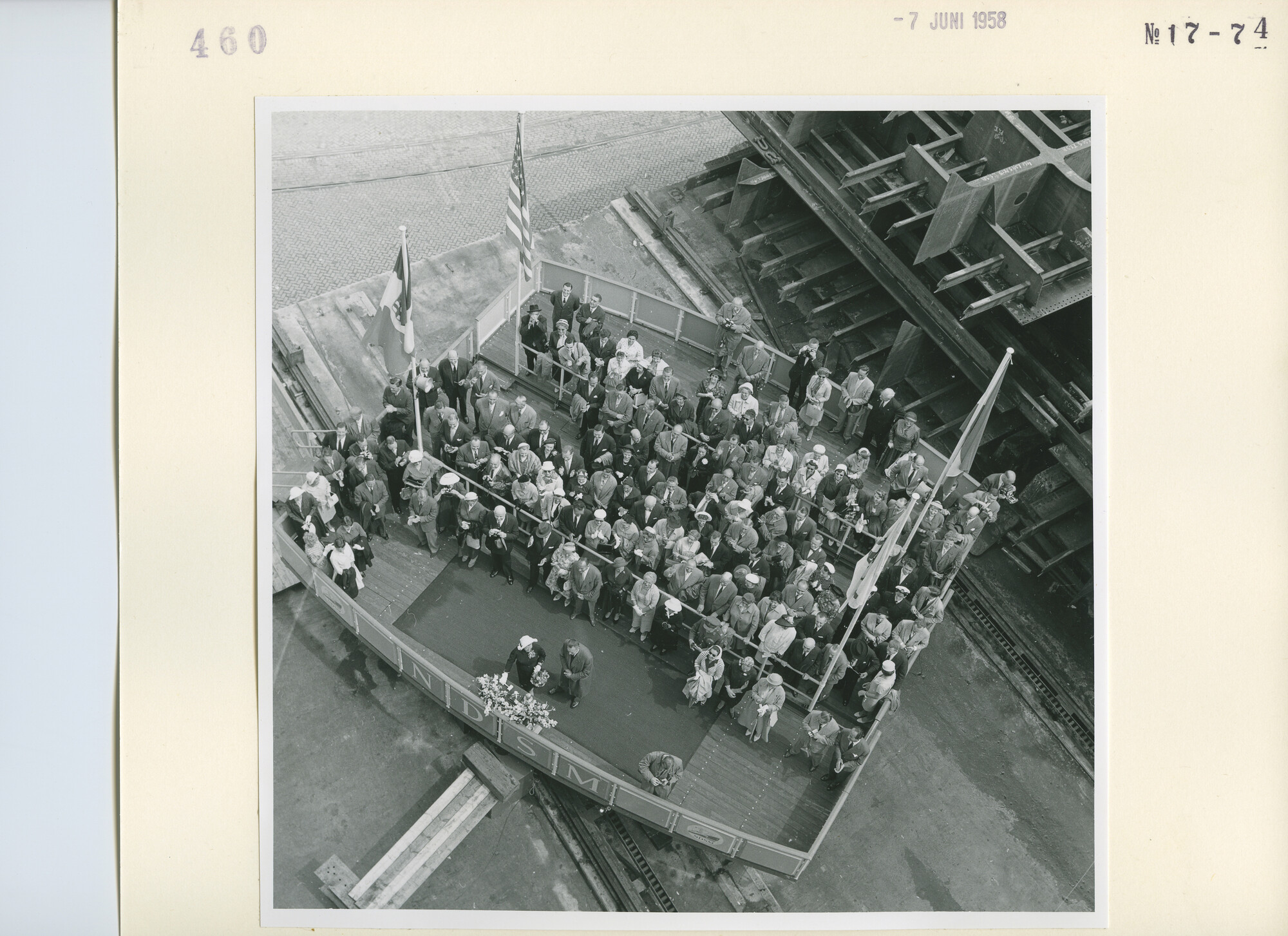 S.5444(3296)05; Foto van de tewaterlating van de tanker ss. Ragusa bij de NDSM; foto