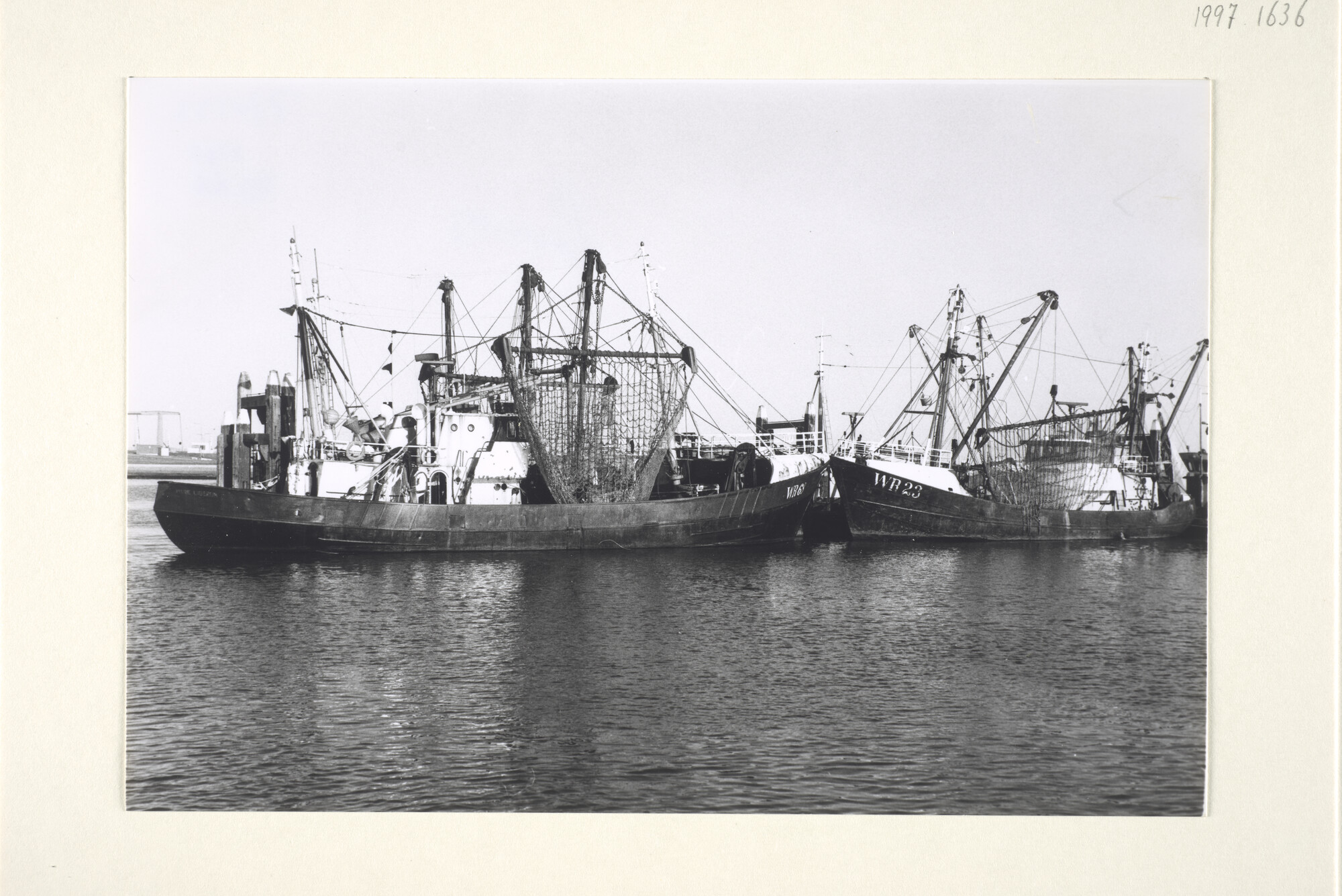 1997.1636; Gezicht op de haven van Lauwersoog; foto