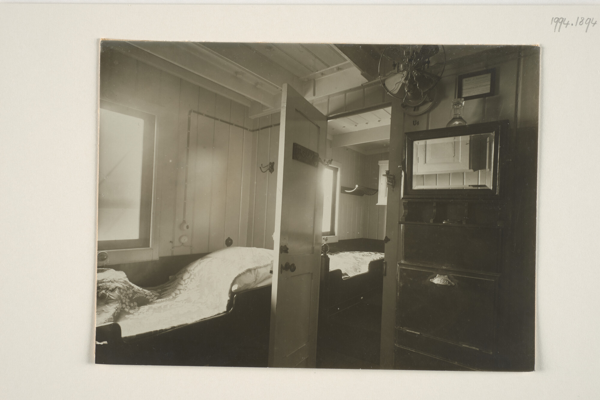 1994.1894; Interieurfotos genomen aan boord van het ss. Van Waerwijck: salons [...]; fotoreportage