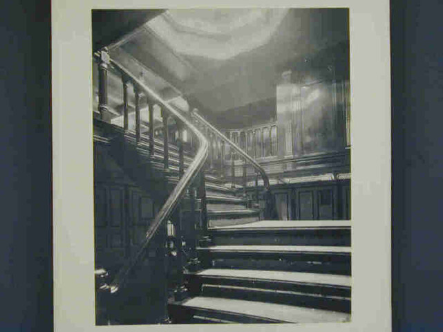 S.4348(01); Herinneringsalbum met bouw- en interieurfoto's aangeboden aan mej. E.D.W. Jonckheer ter gelegenheid van de tewaterlating van het passagiersschip ss. Vondel; fotoalbum