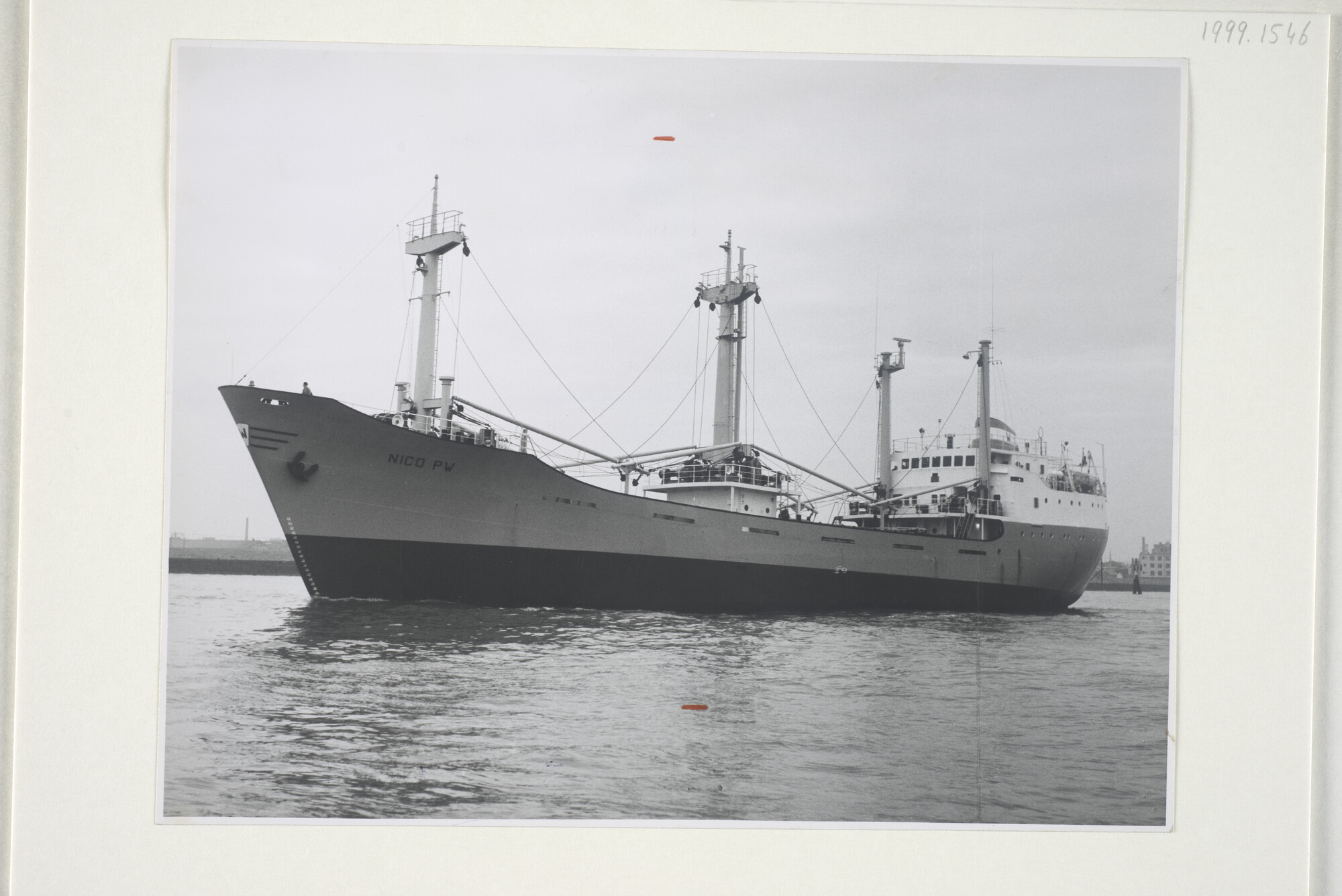 1999.1546; Het vrachtschip ms. 'Nico P.W.' gezien tijdens de proefvaart op de Nieuwe Waterweg, 1962; foto