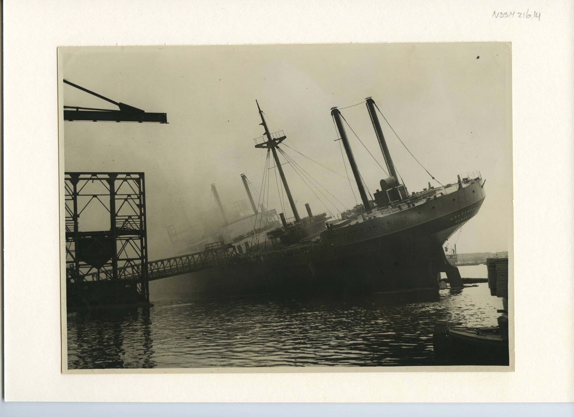 S.5444(0949)2; Foto van een brand a/b/ het Noorse vrachtschip ms. Moldanger tijdens de afbouw; foto