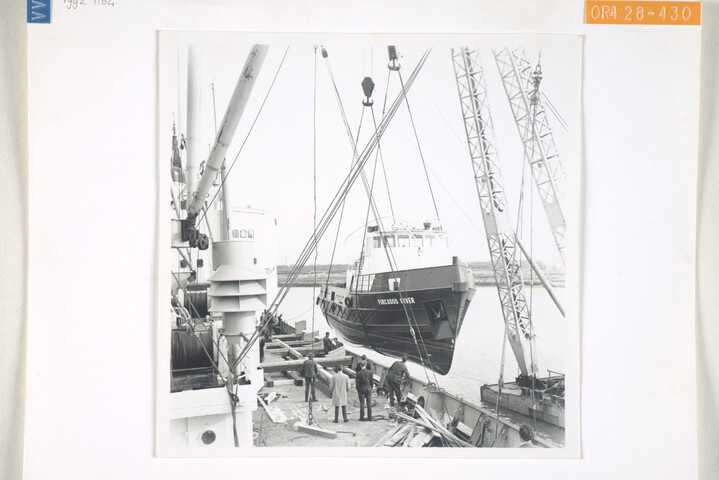 1992.1164; De service-launch Forcados River, wordt aan boord van een vrachtschip [...]; foto