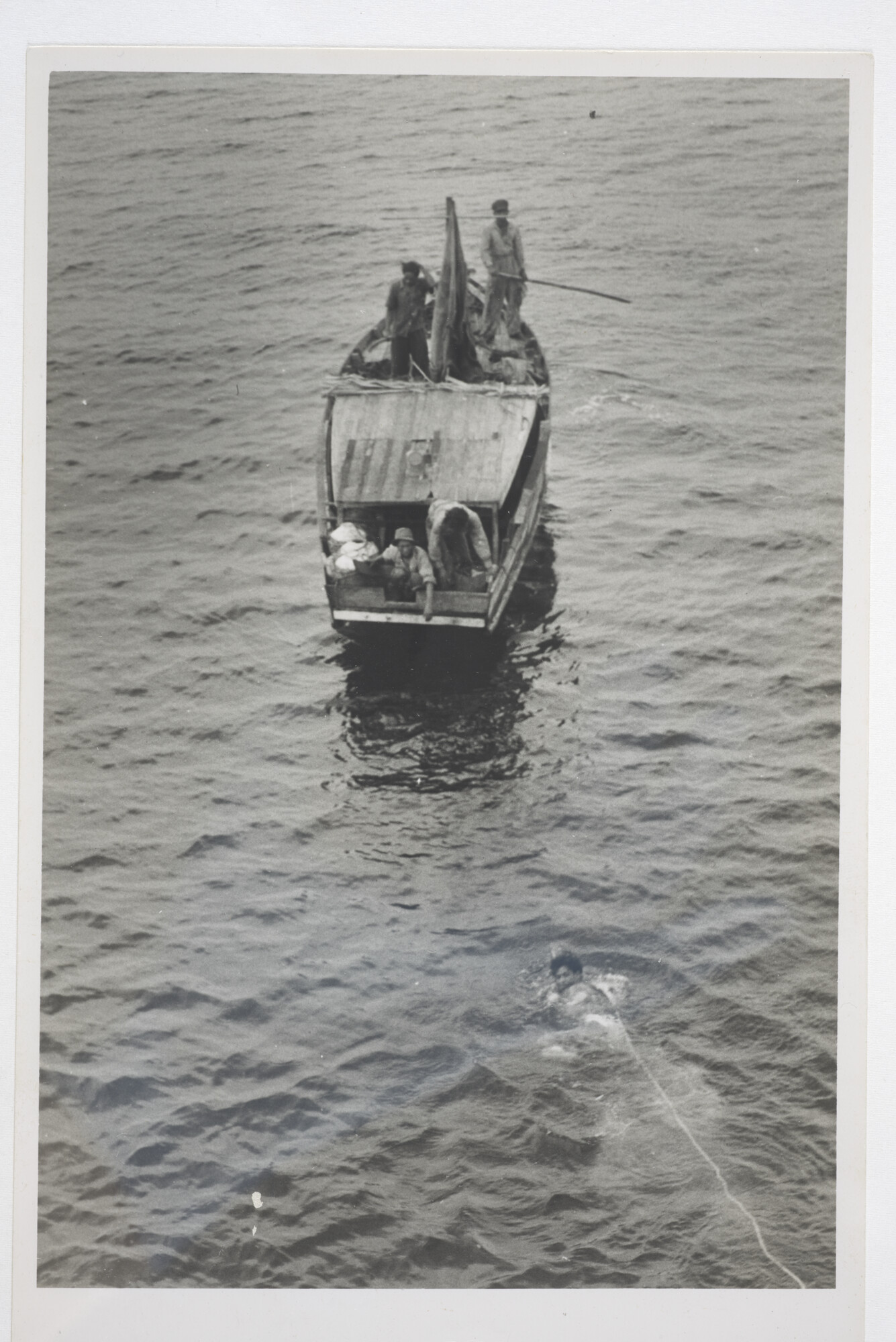 2014.0448; Zwart-wit foto van de redding van Vietnamese bootvluchtelingen door ms. Batoela; foto