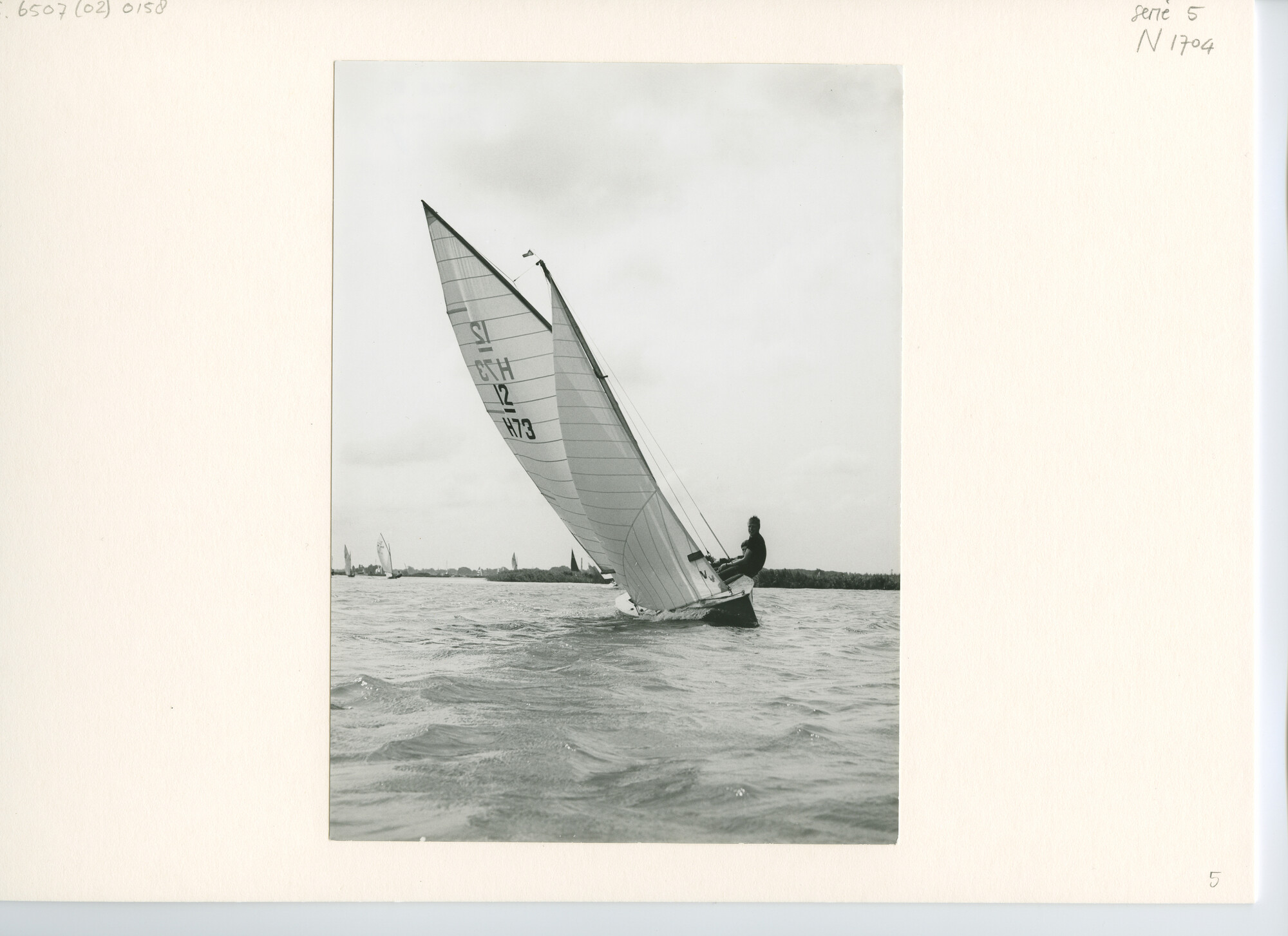 S.6507(02)0158.02; Zwart-wit foto van de 12m² klasse nummer 73 (Whirlwind, De Beer) tijdens de Kaagweek 1960; foto