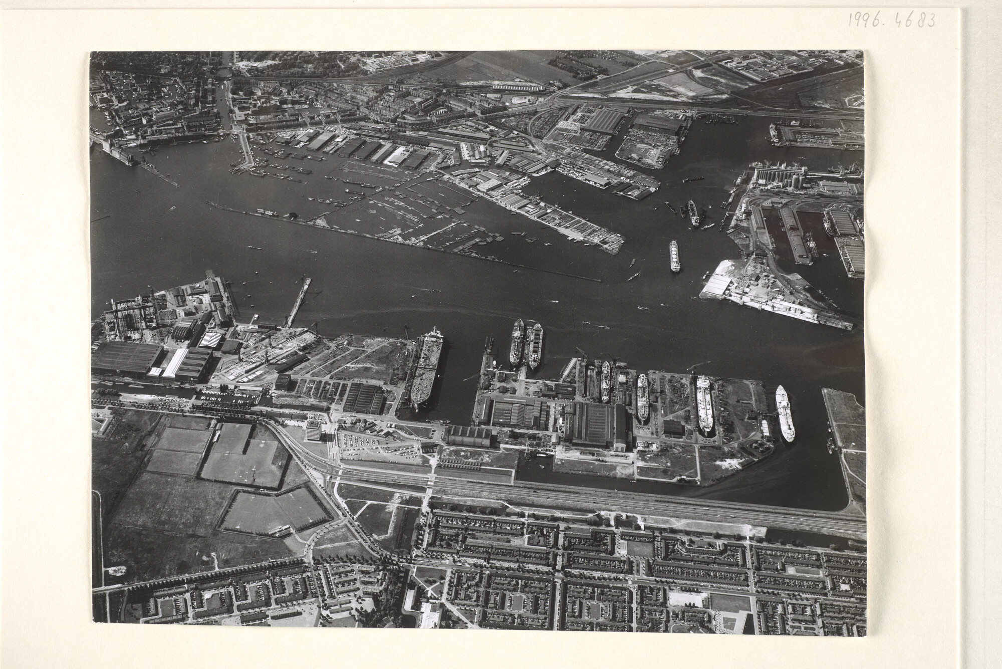 1996.4683; Een luchtfoto van de scheepswerf van de NDSM; foto