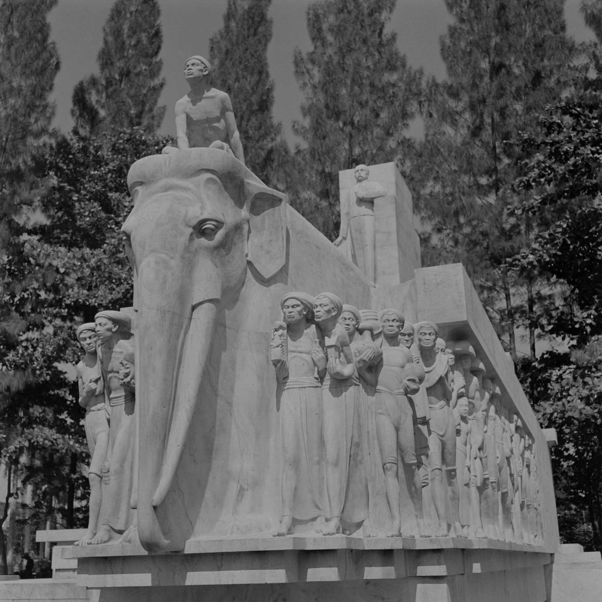 2015.3096; Negatief van het Van Heutz monument te Batavia (Jakarta); negatief