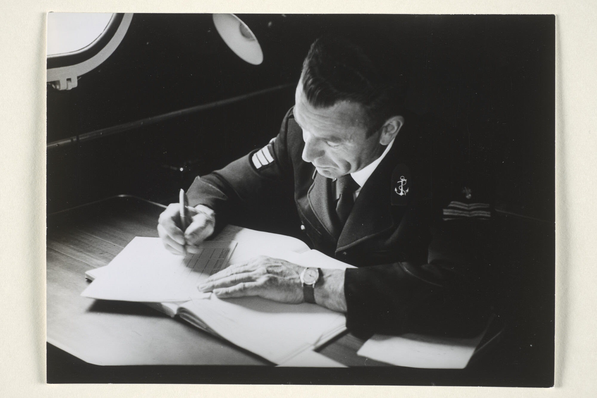 1997.1733; Fotos van het werk van de Rijkspolitie te Water in de regio Dordrecht: agent [...]; fotoreportage
