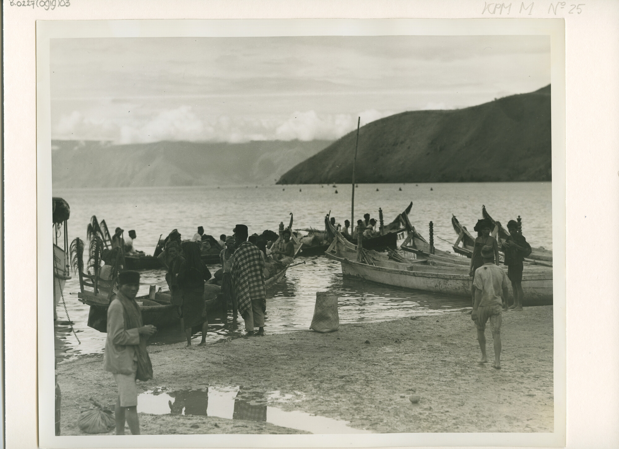 B.0227(0919)03; Foto van het vervoer van goederen (waaronder pisangs) per prauw (soloes) [...]; foto