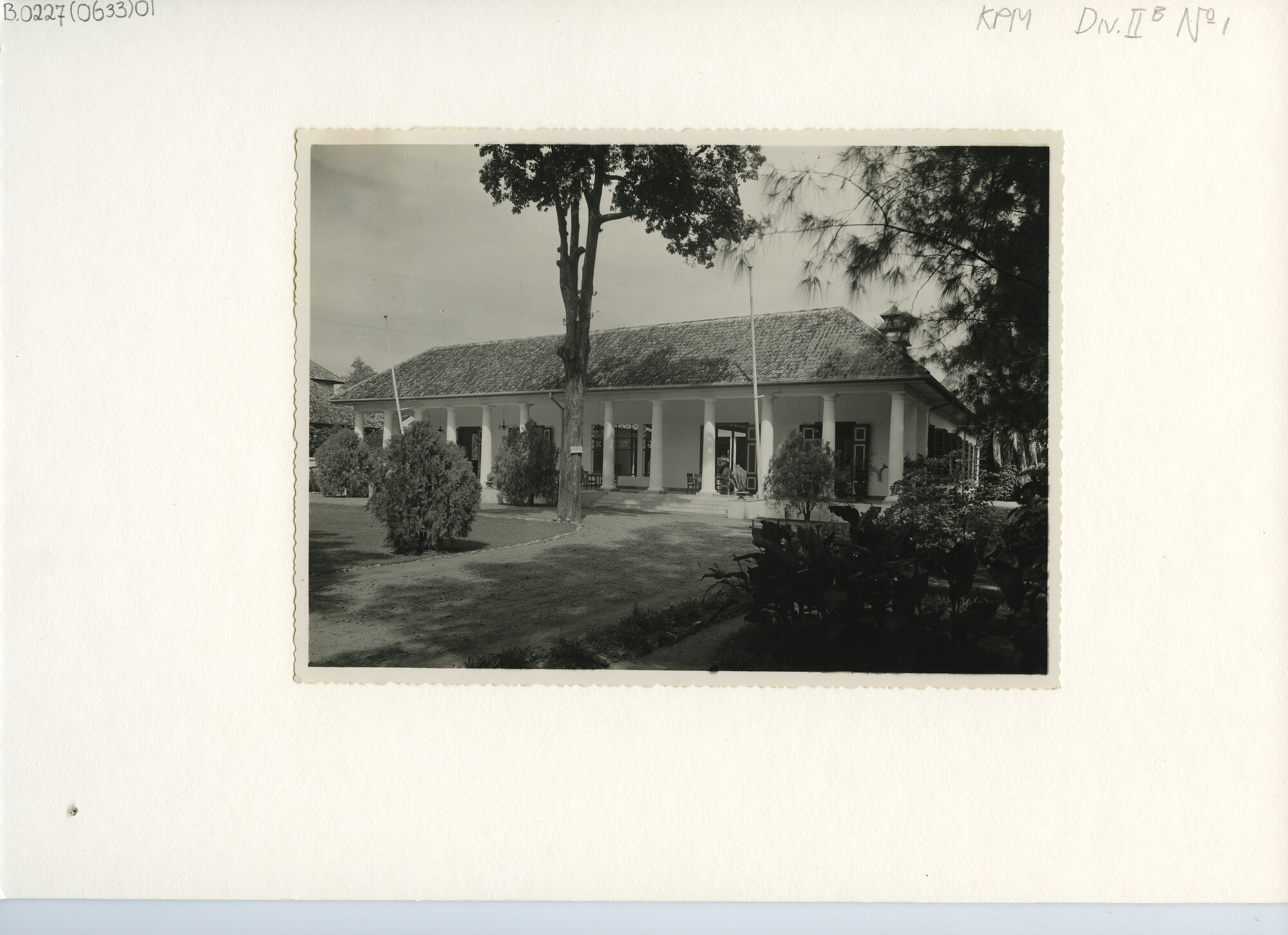 B.0227(0633)01; Foto van het logeergebouw van de KPM in Djakarta; foto