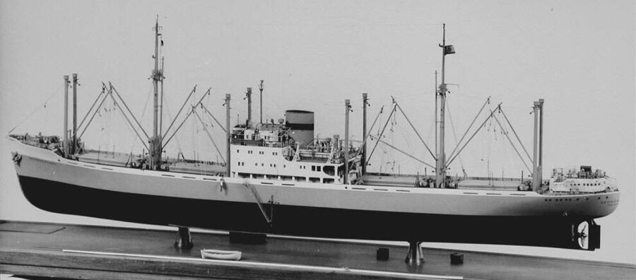 RB.1477; Model van het vrachtschip ms. Kennemerland; scheepsmodel