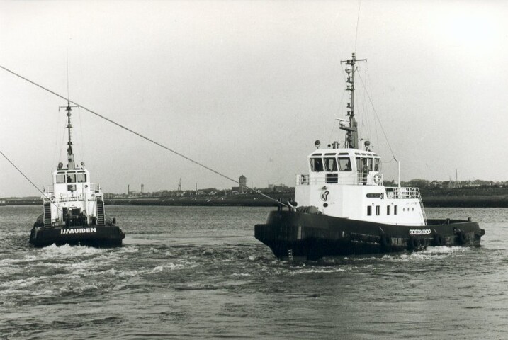 2001.1680; Twee sleepboten van Reederij v/h Gebroeders Goedkoop (Wijsmuller) in actie; fotoreportage