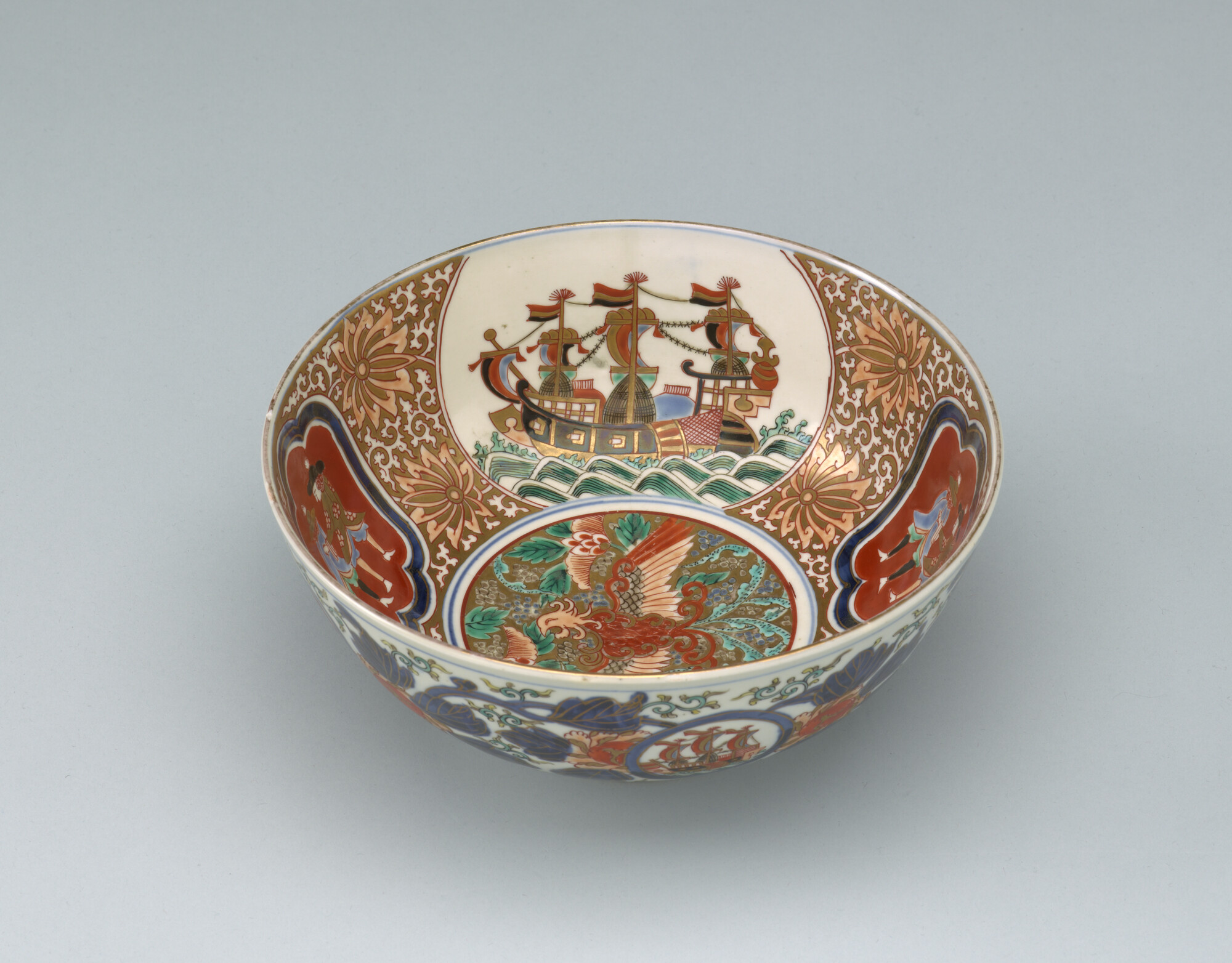 A.2031(03); Kastkom van Japans porselein, met voorstelling van Hollandse schepen en kooplieden; kom